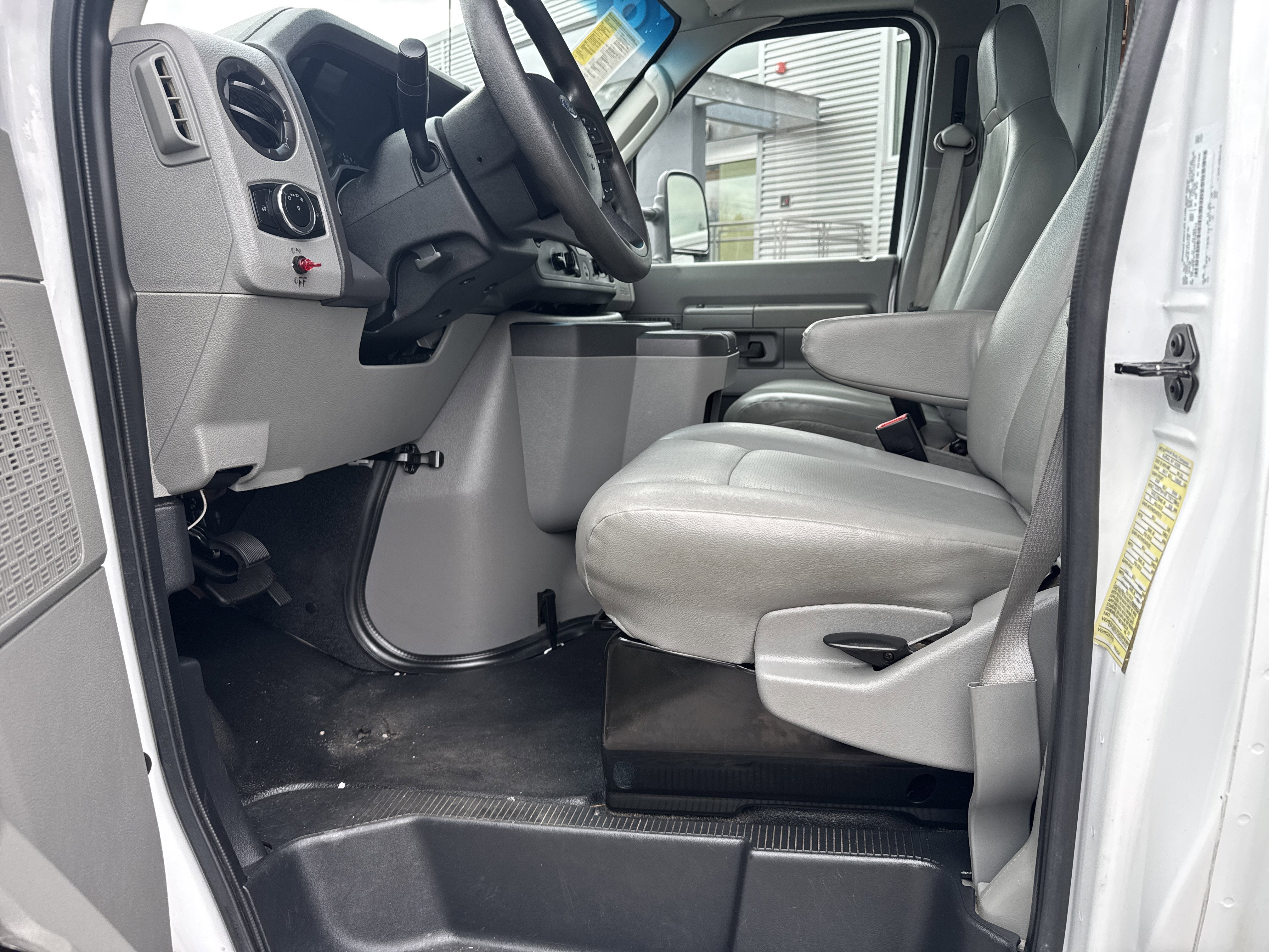 2024 Ford E-Series Cutaway Base