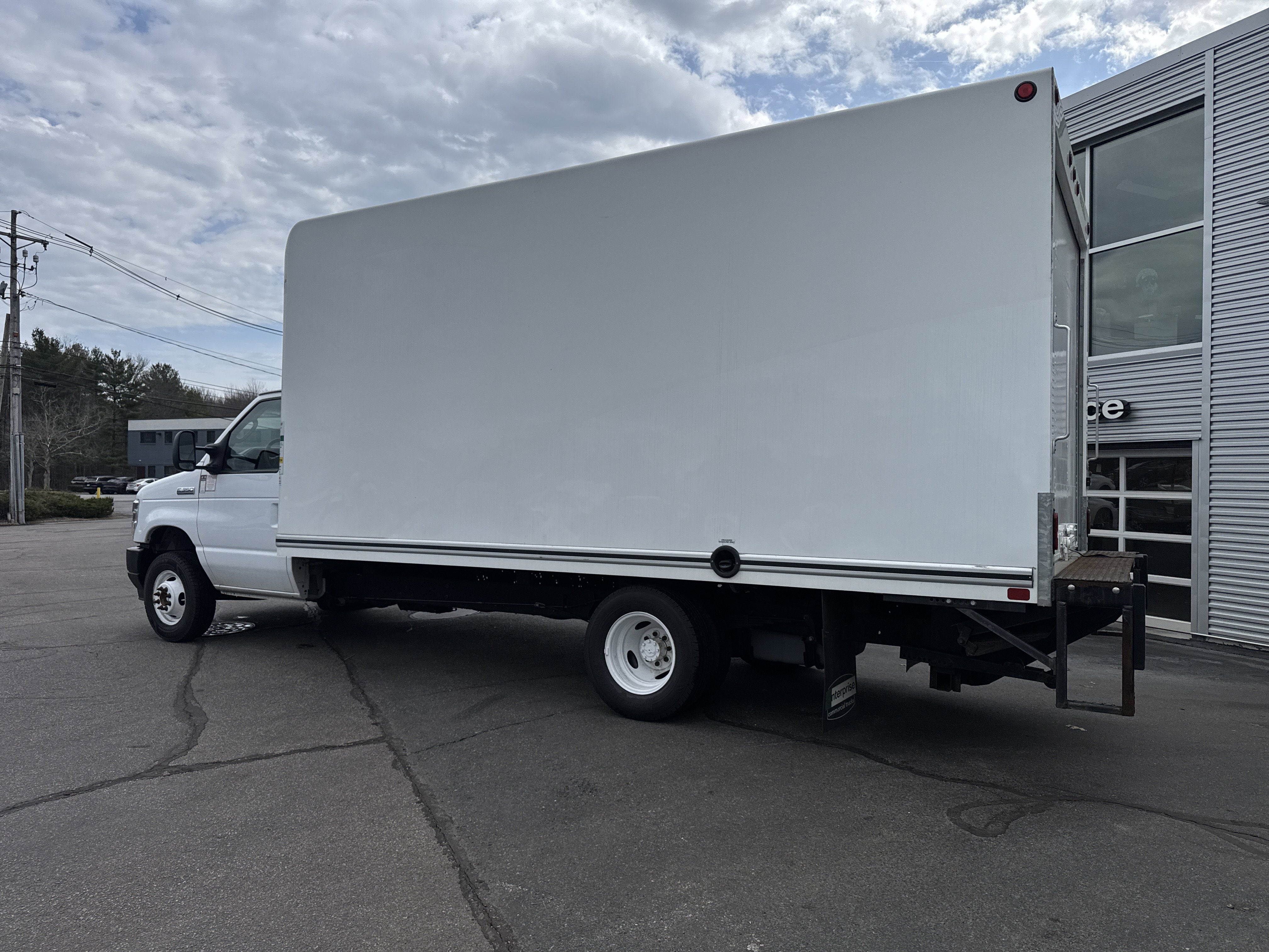 2024 Ford E-Series Cutaway Base