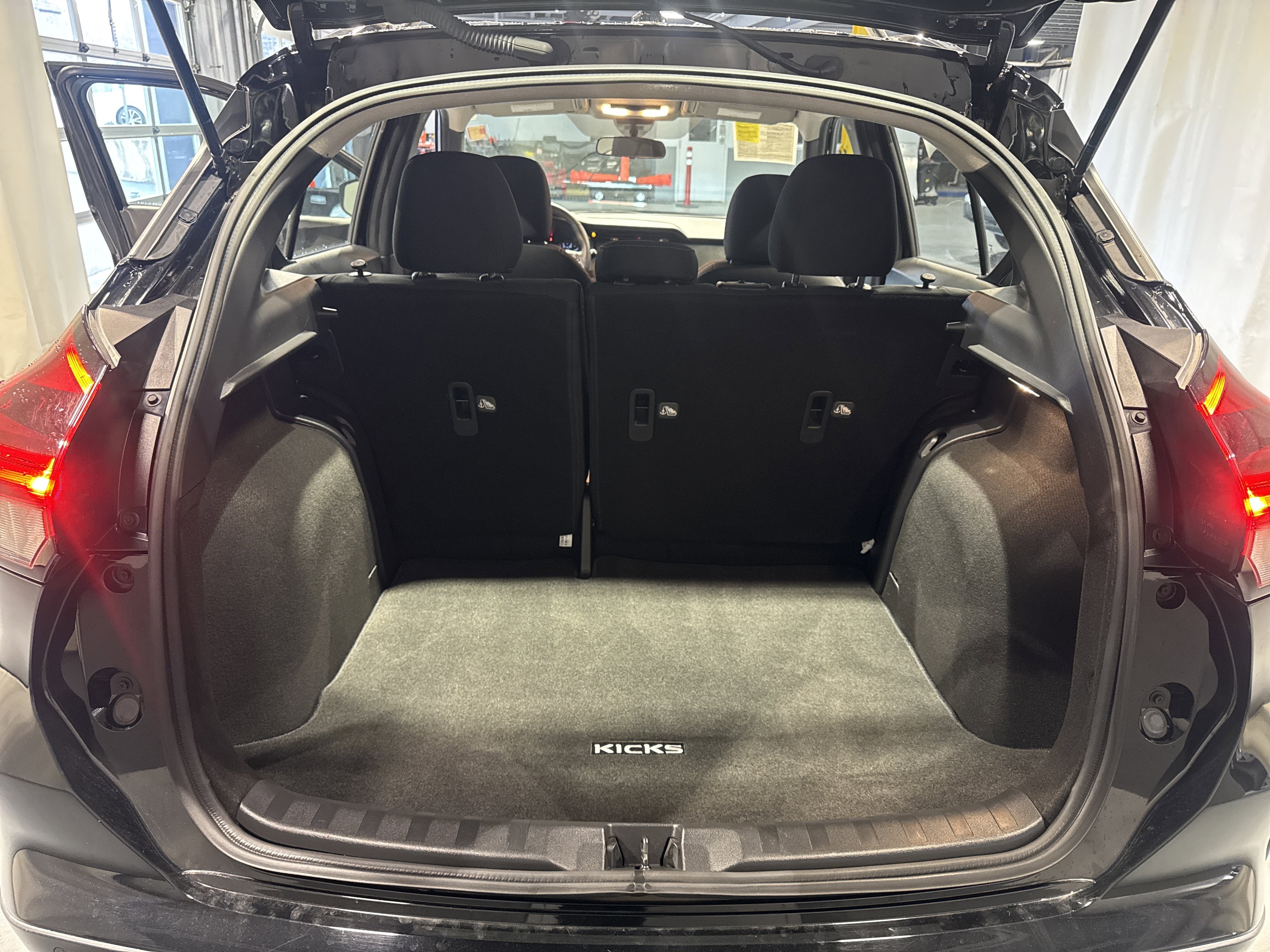 2021 Nissan Kicks SR