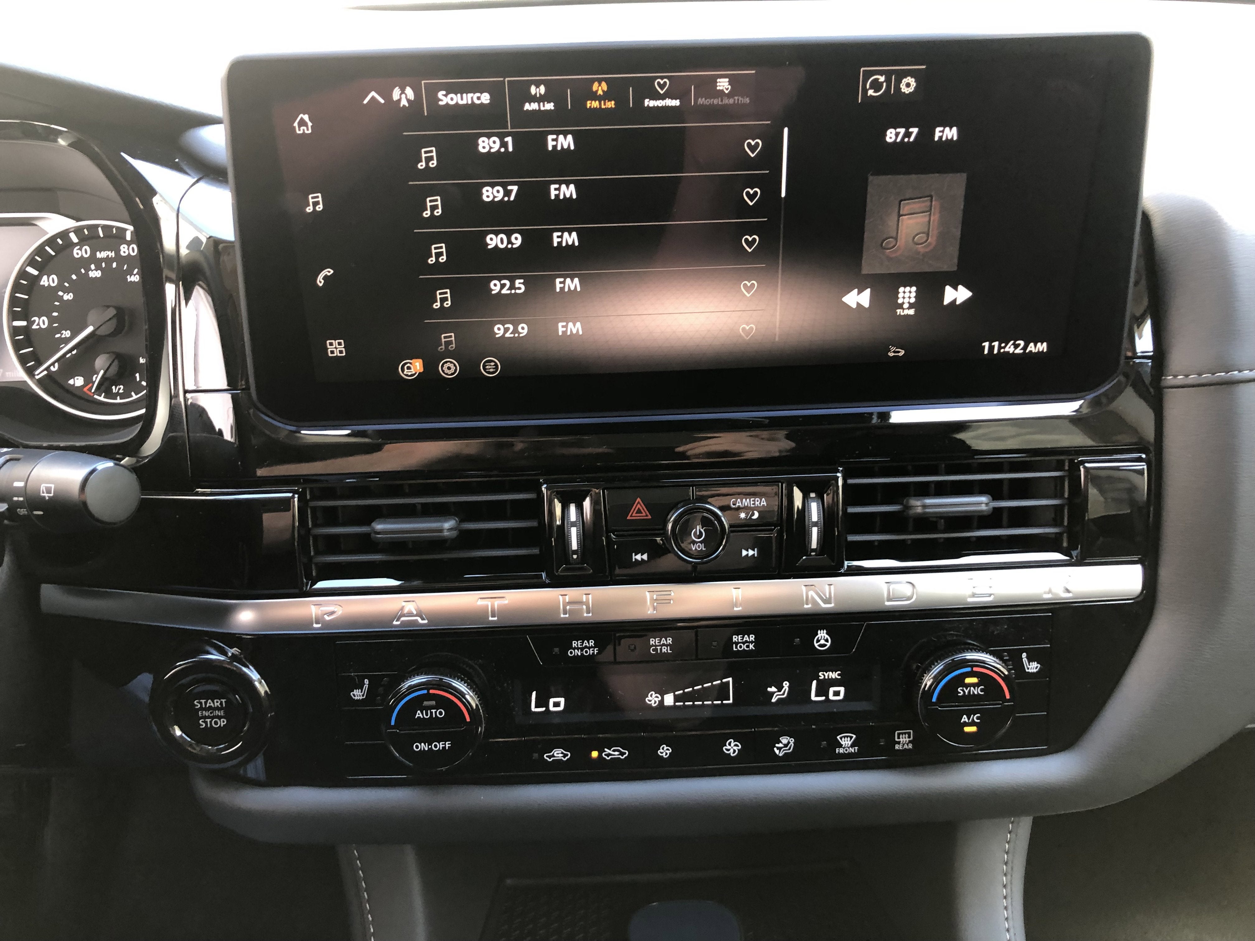 2026 Nissan Pathfinder SV