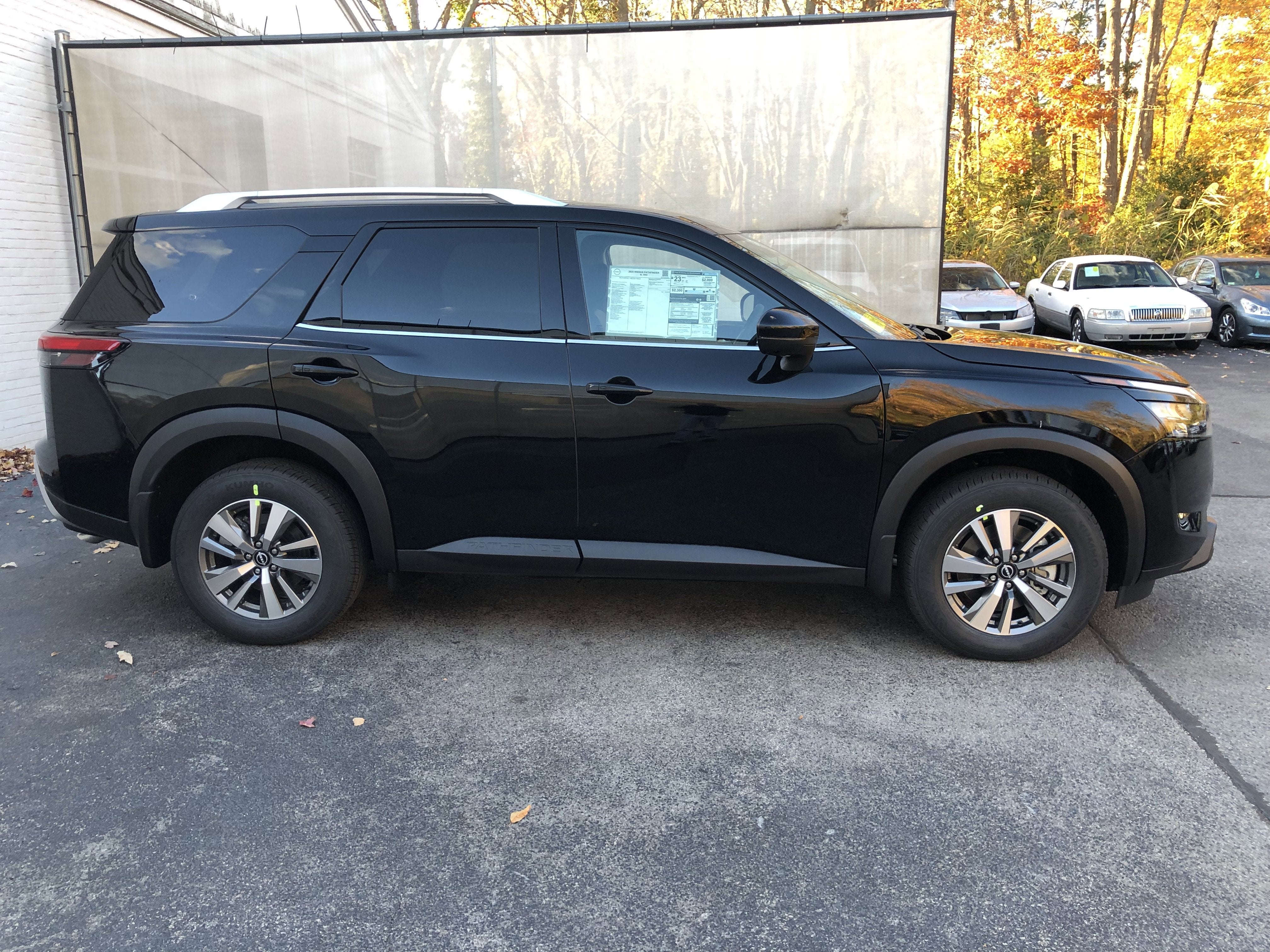 2025 Nissan Pathfinder SL