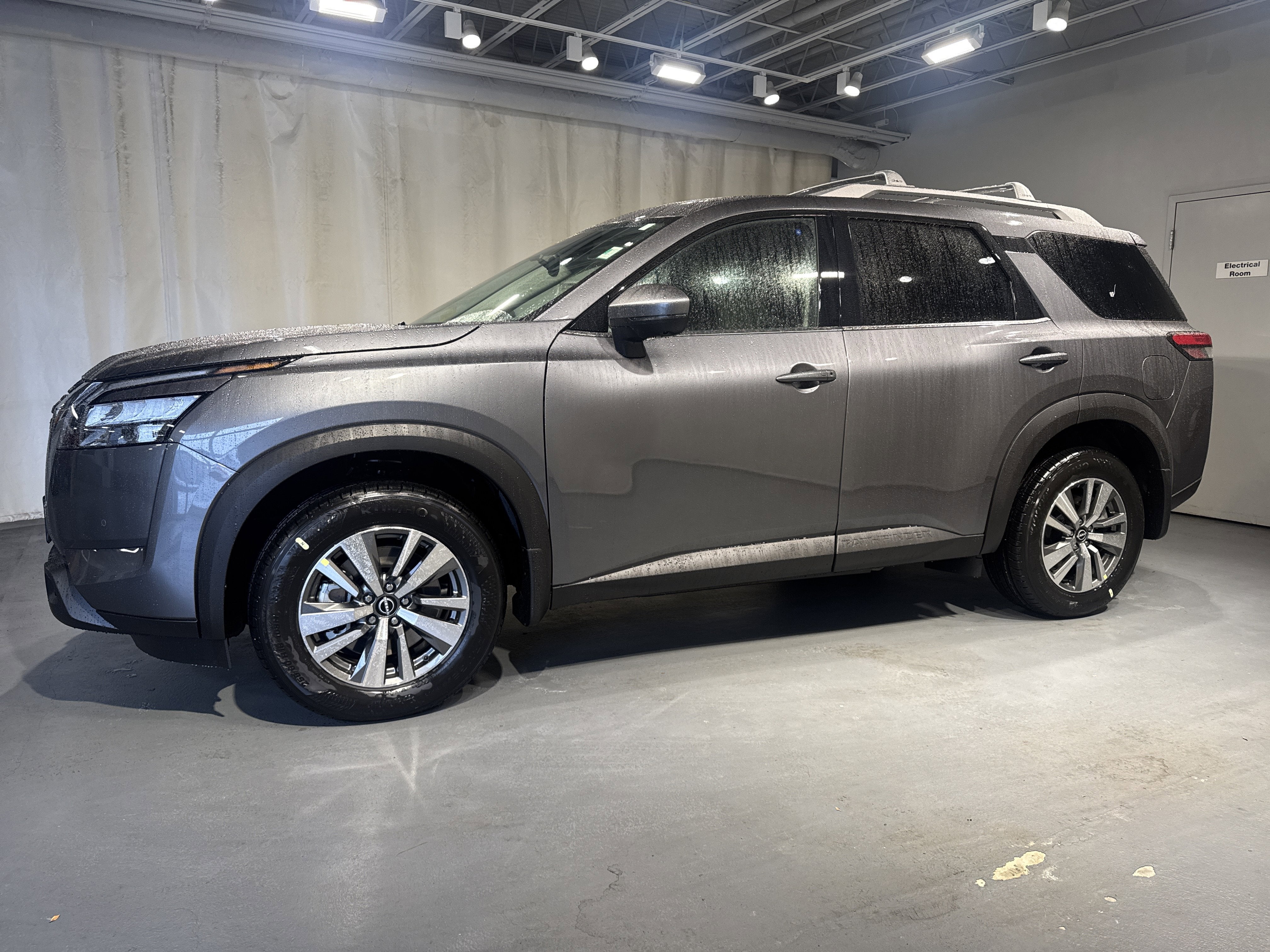 2025 Nissan Pathfinder SL