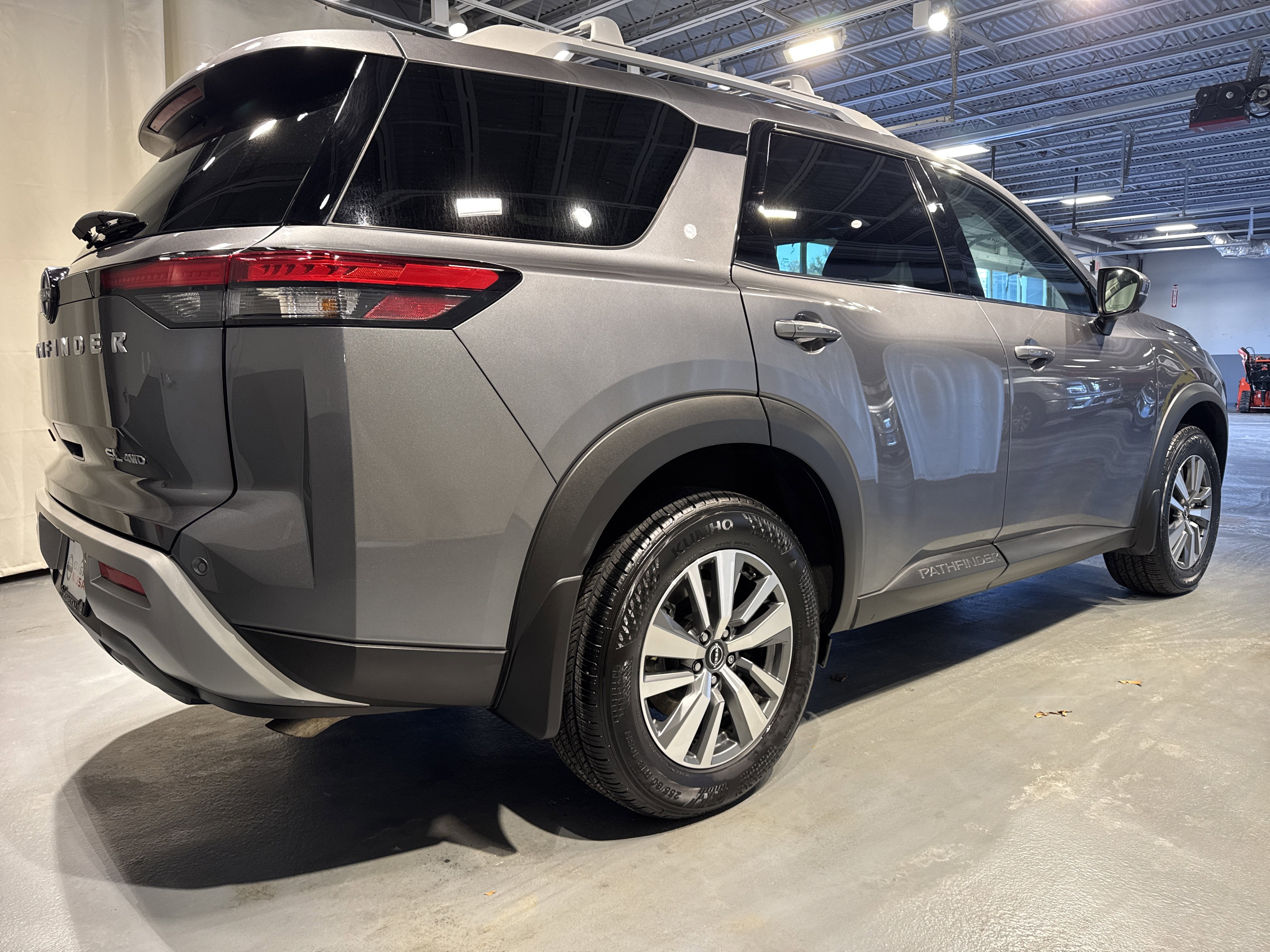 2025 Nissan Pathfinder SL