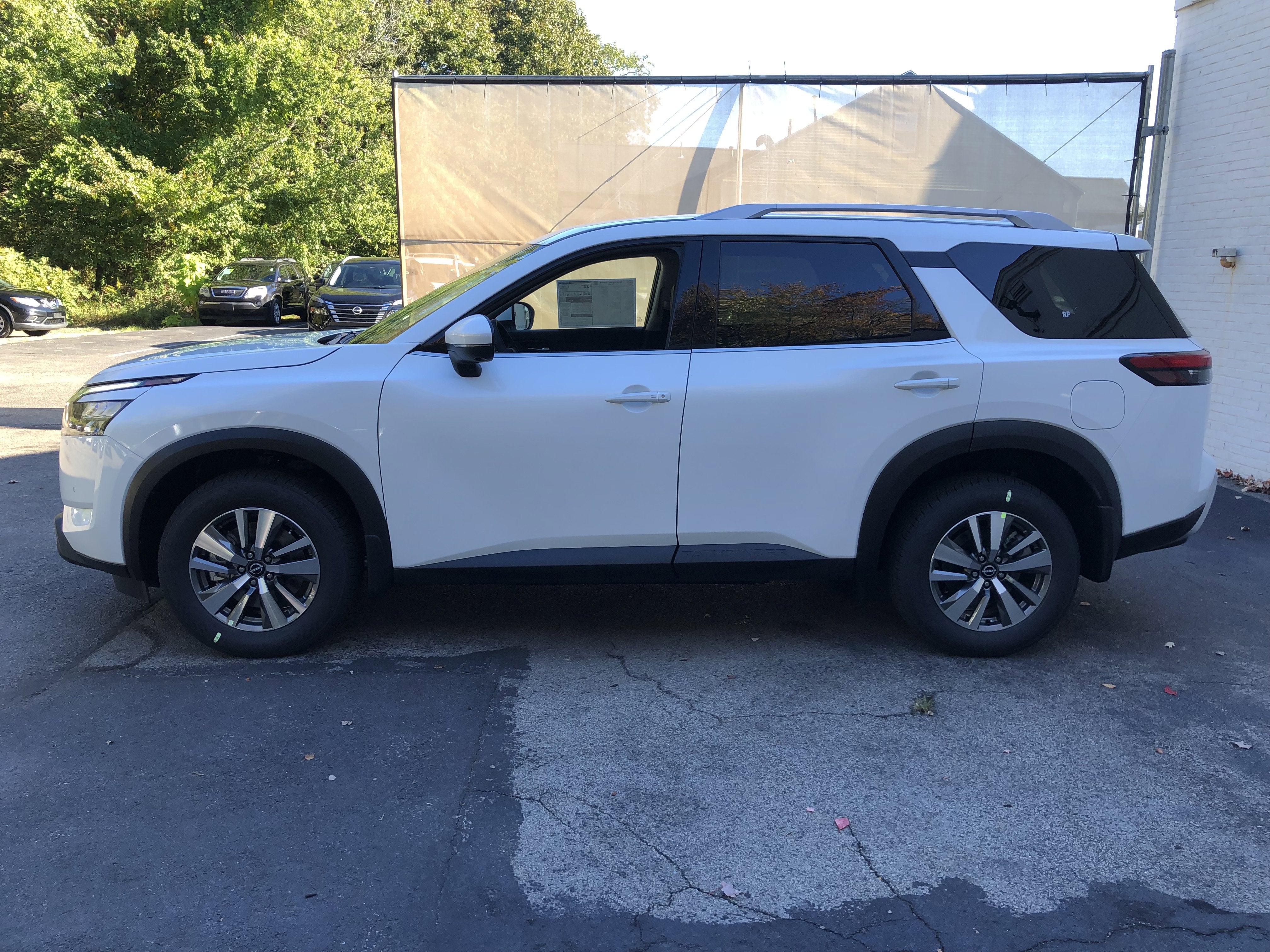 2025 Nissan Pathfinder SL