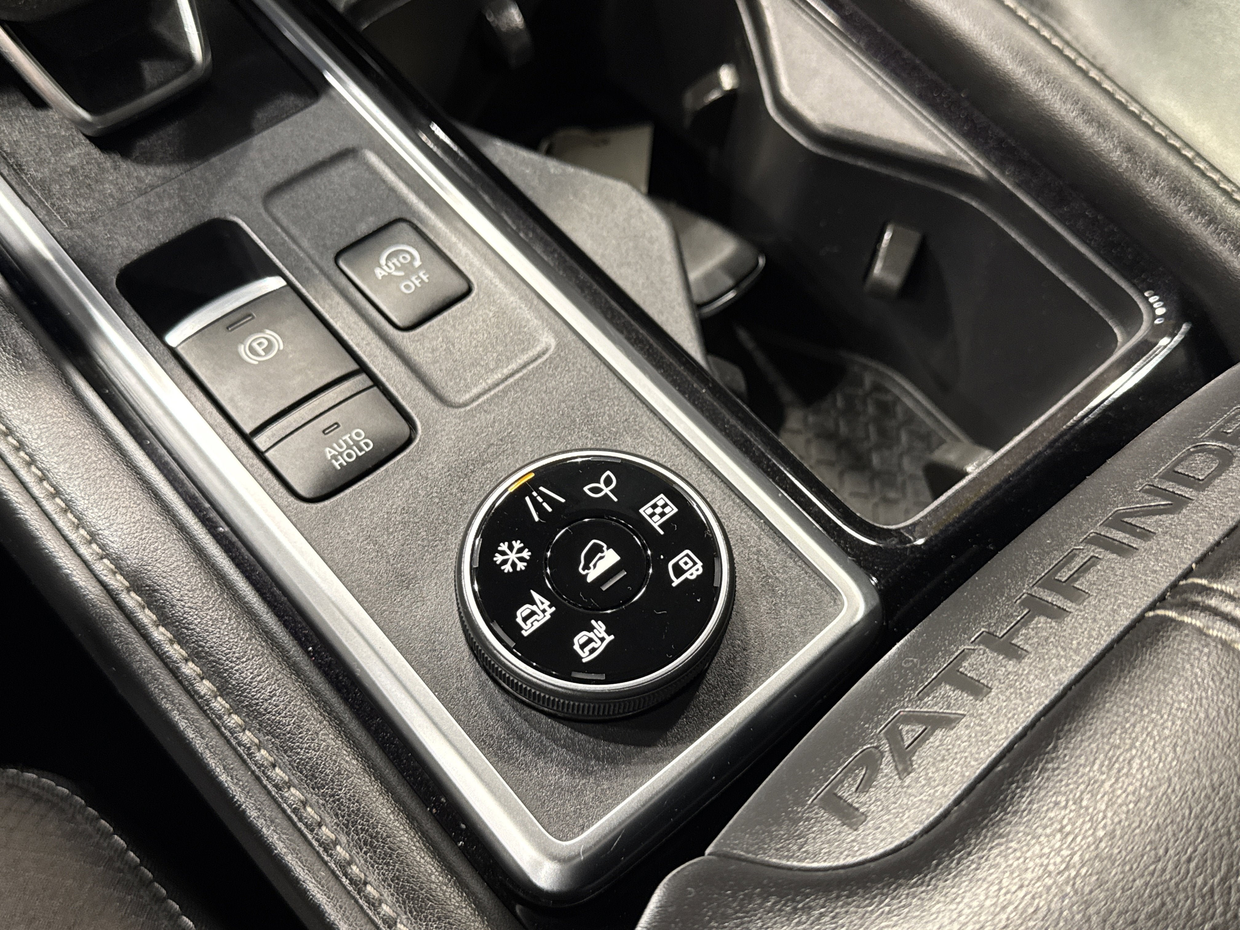 2023 Nissan Pathfinder SL W/Premium Package