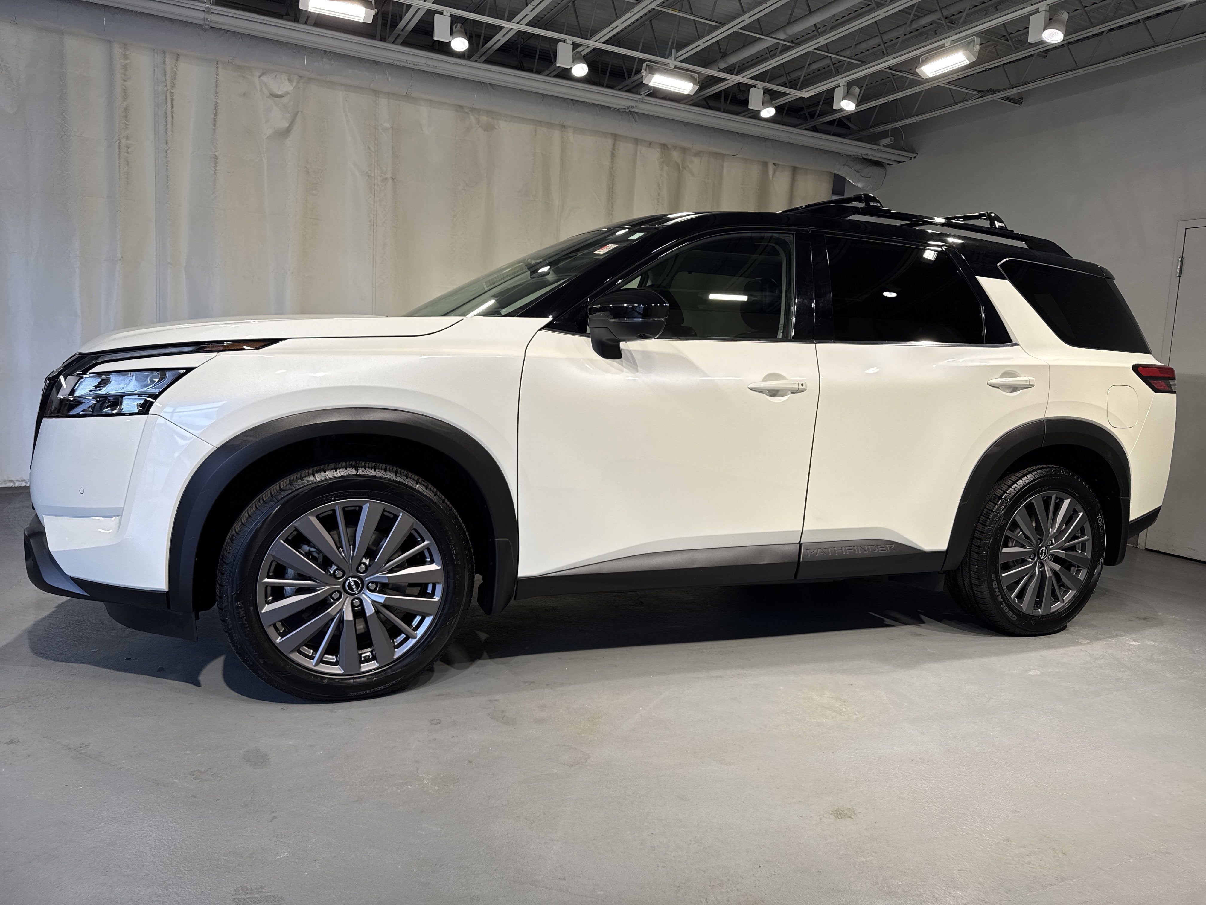 2023 Nissan Pathfinder SL W/Premium Package