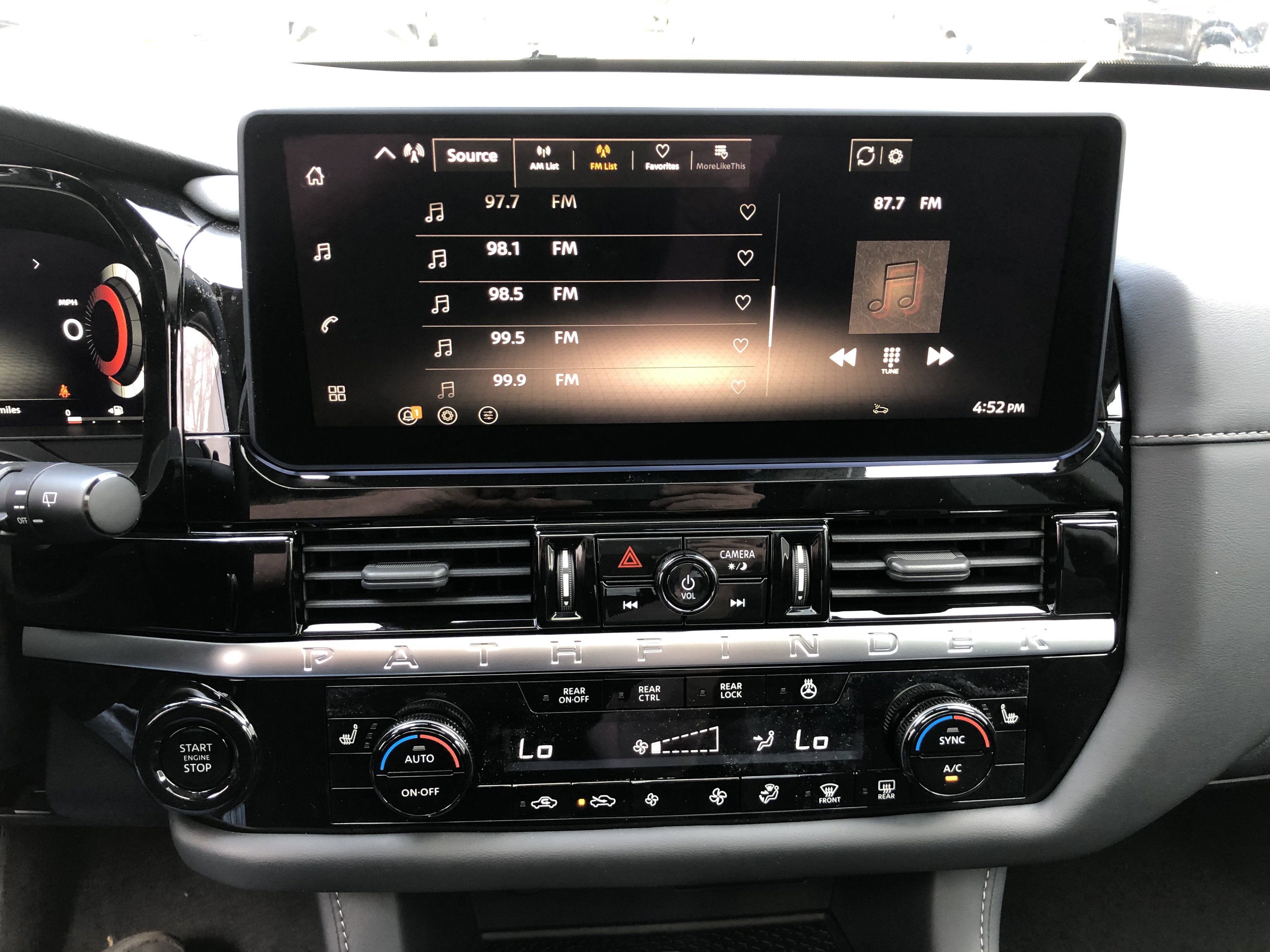 2026 Nissan Pathfinder SL