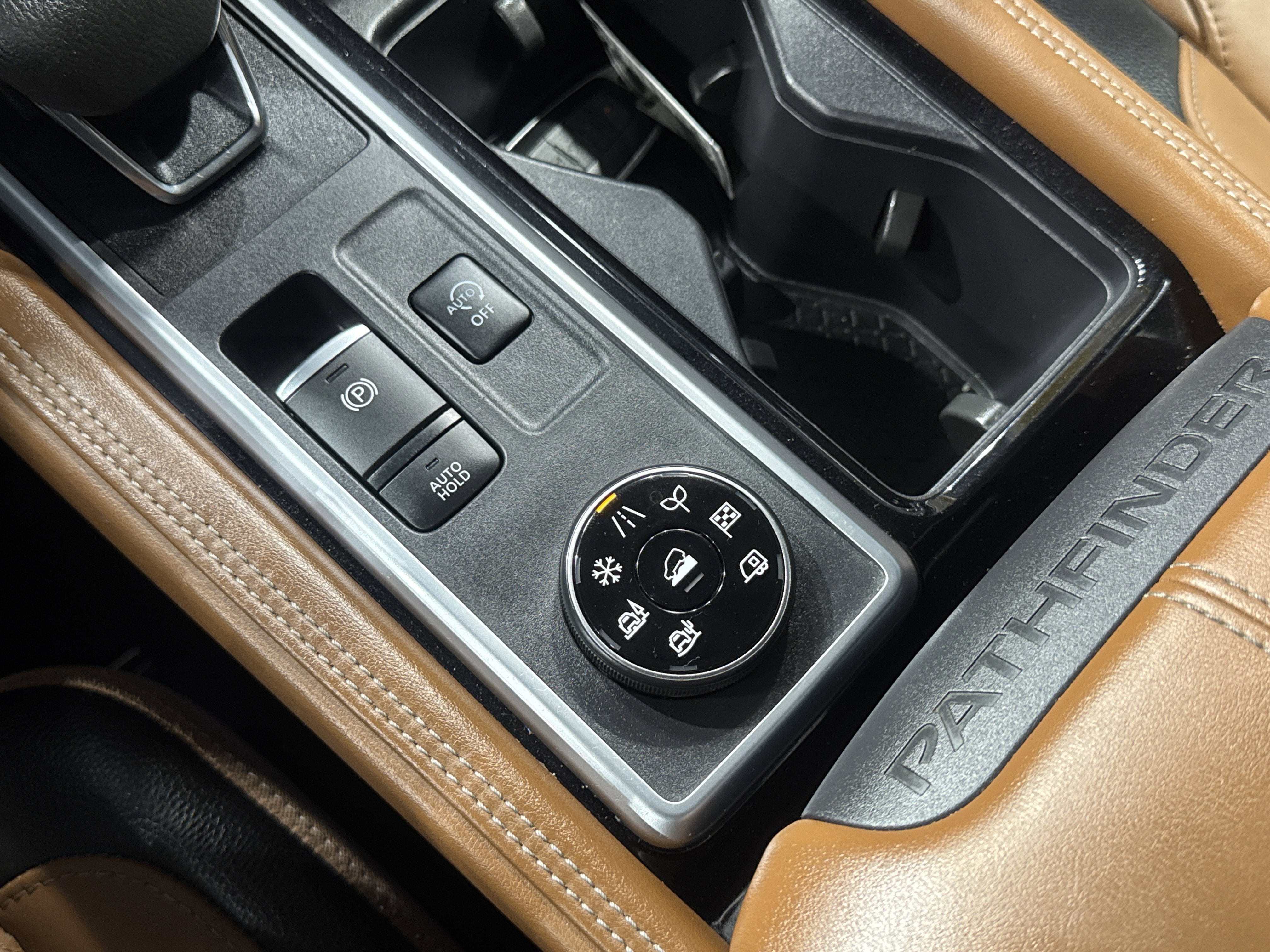 2024 Nissan Pathfinder Platinum W/Captain's Chairs