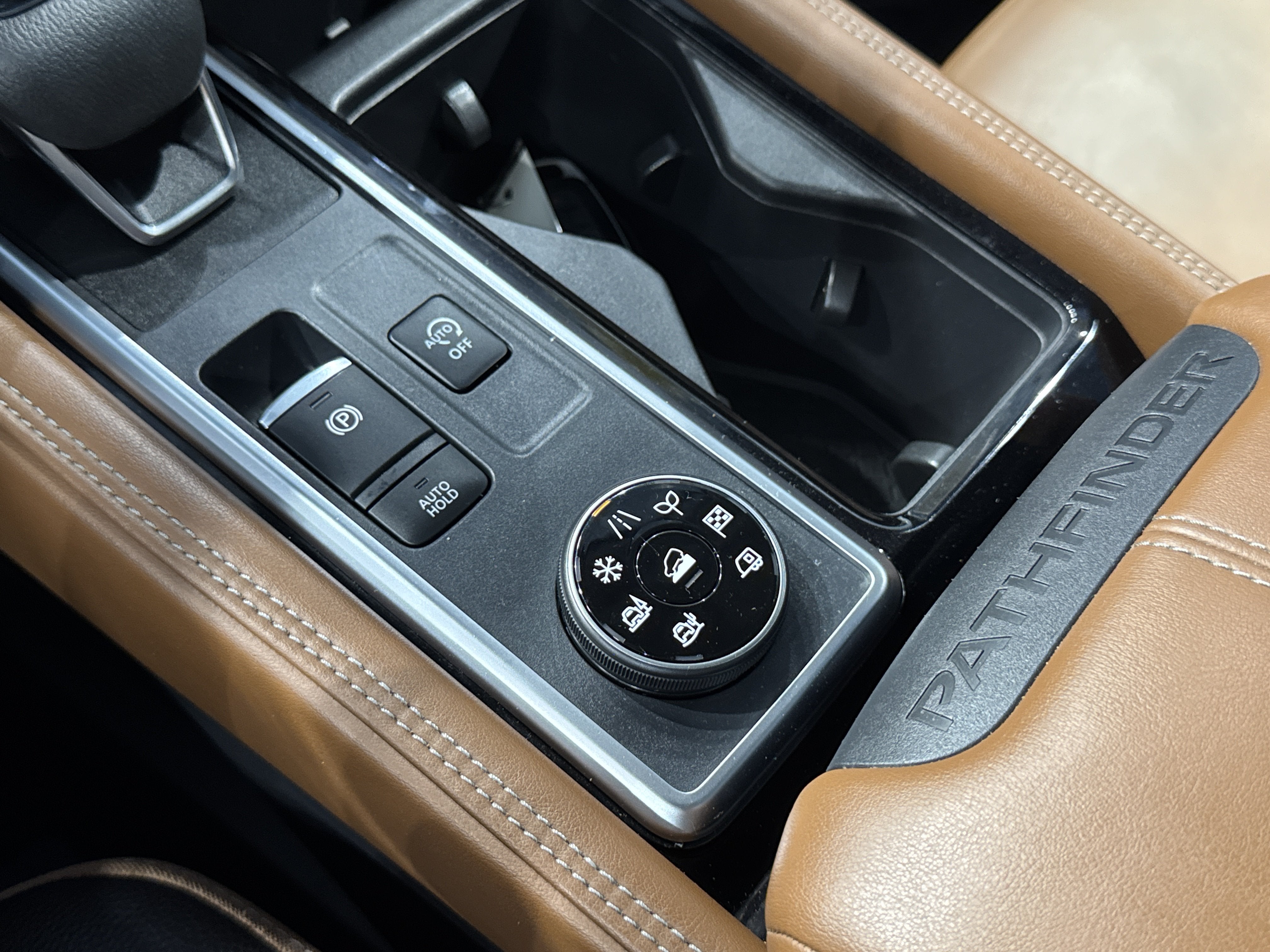 2023 Nissan Pathfinder Platinum W/Captain's Chairs