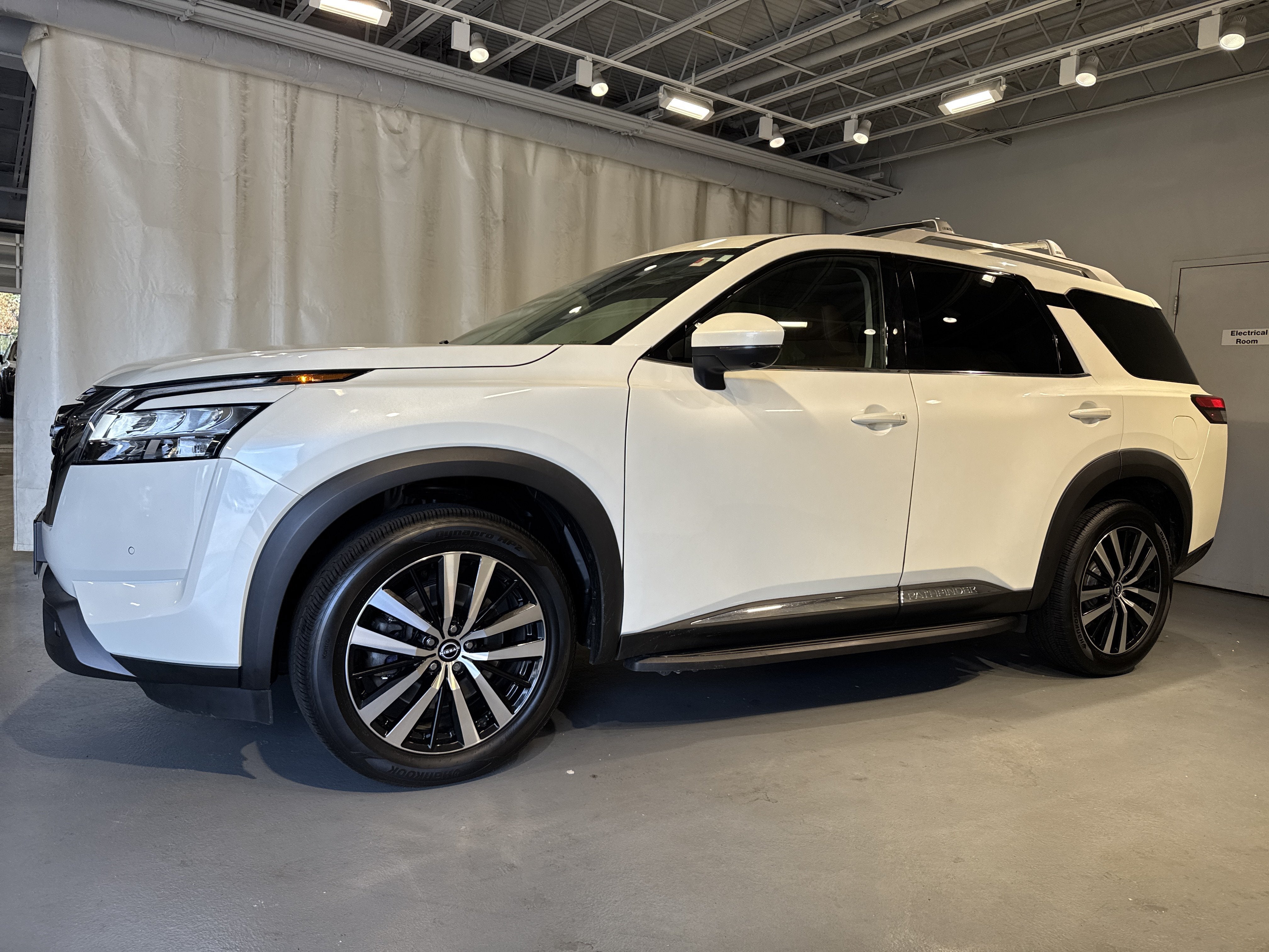 2023 Nissan Pathfinder Platinum W/Captain's Chairs