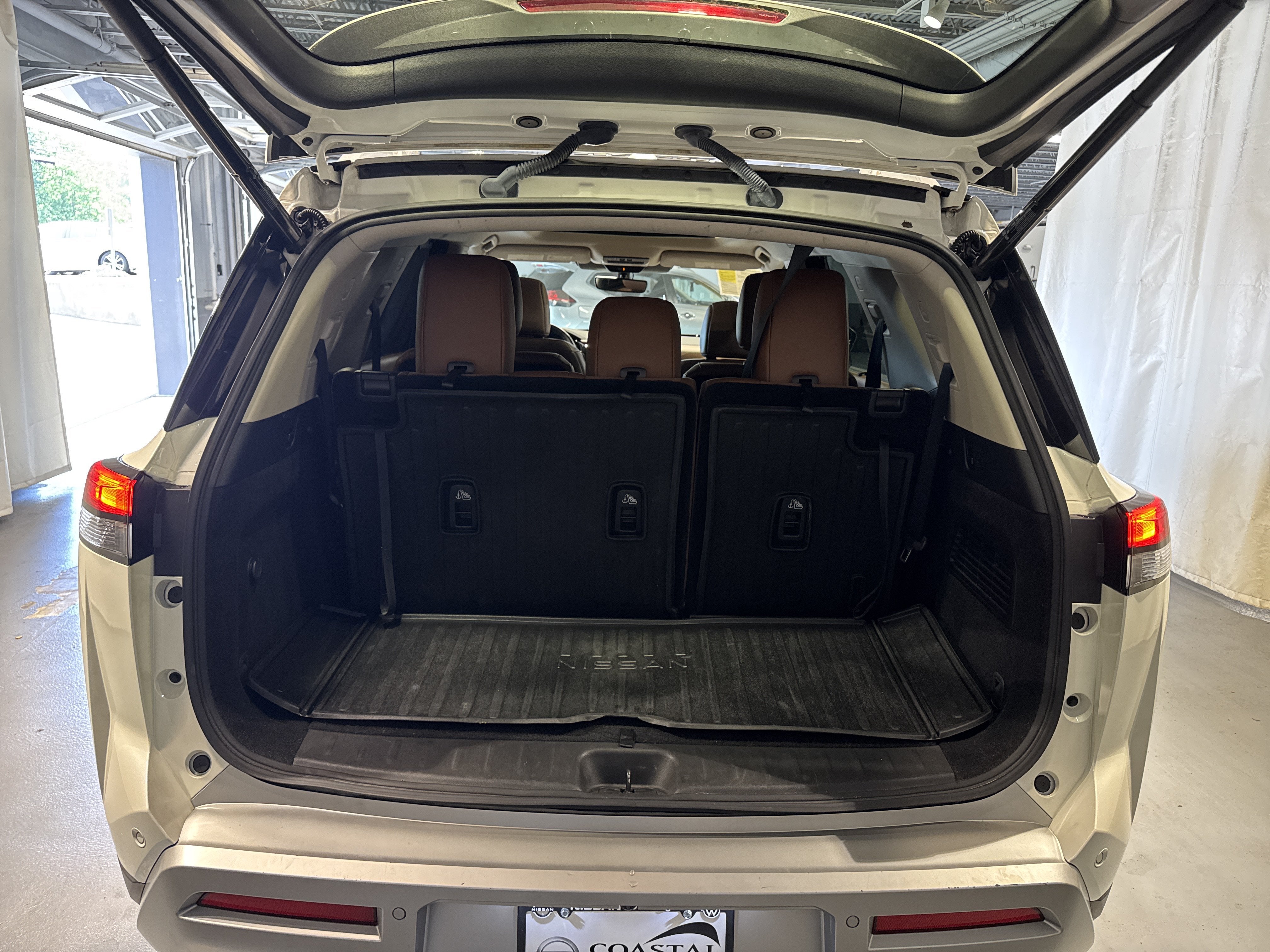2023 Nissan Pathfinder Platinum W/Captain's Chairs