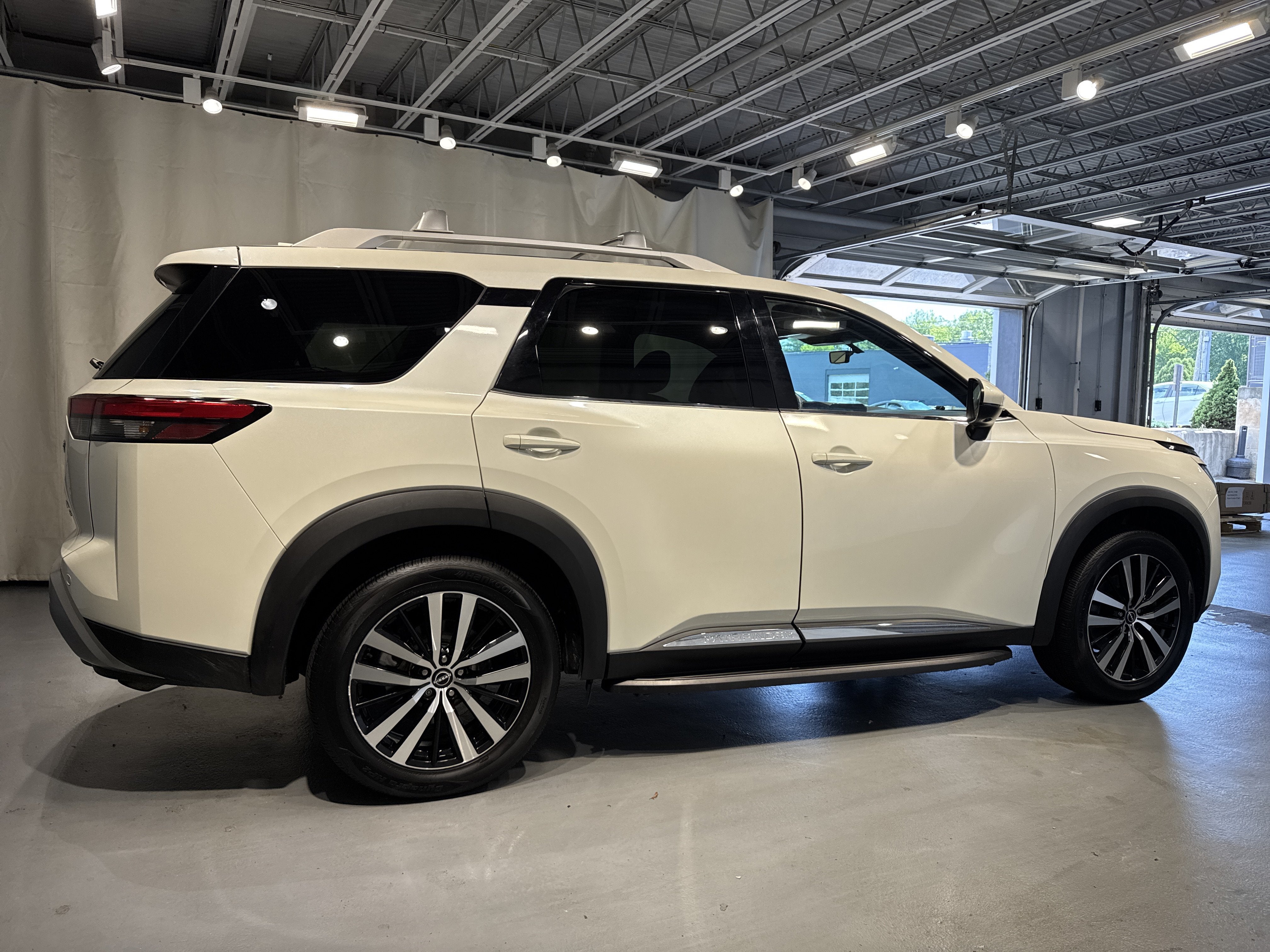 2023 Nissan Pathfinder Platinum W/Captain's Chairs