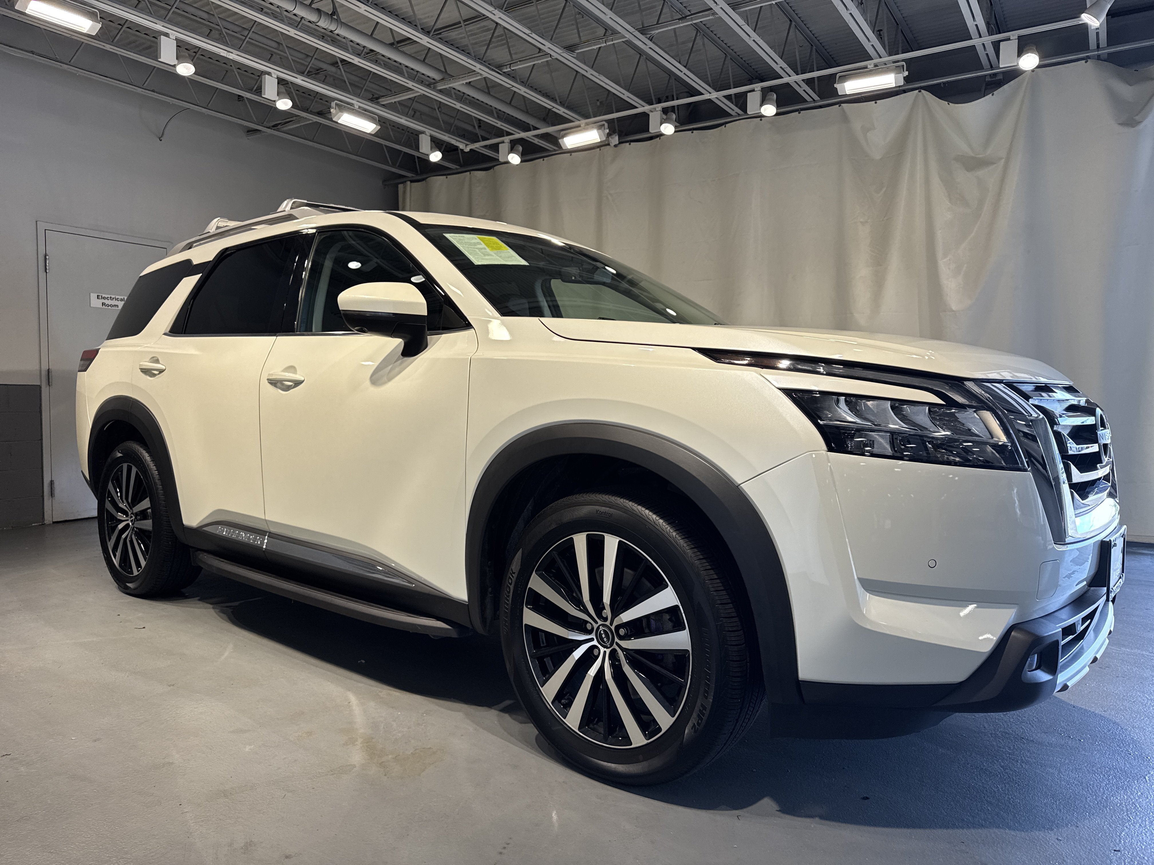 2023 Nissan Pathfinder Platinum W/Captain's Chairs