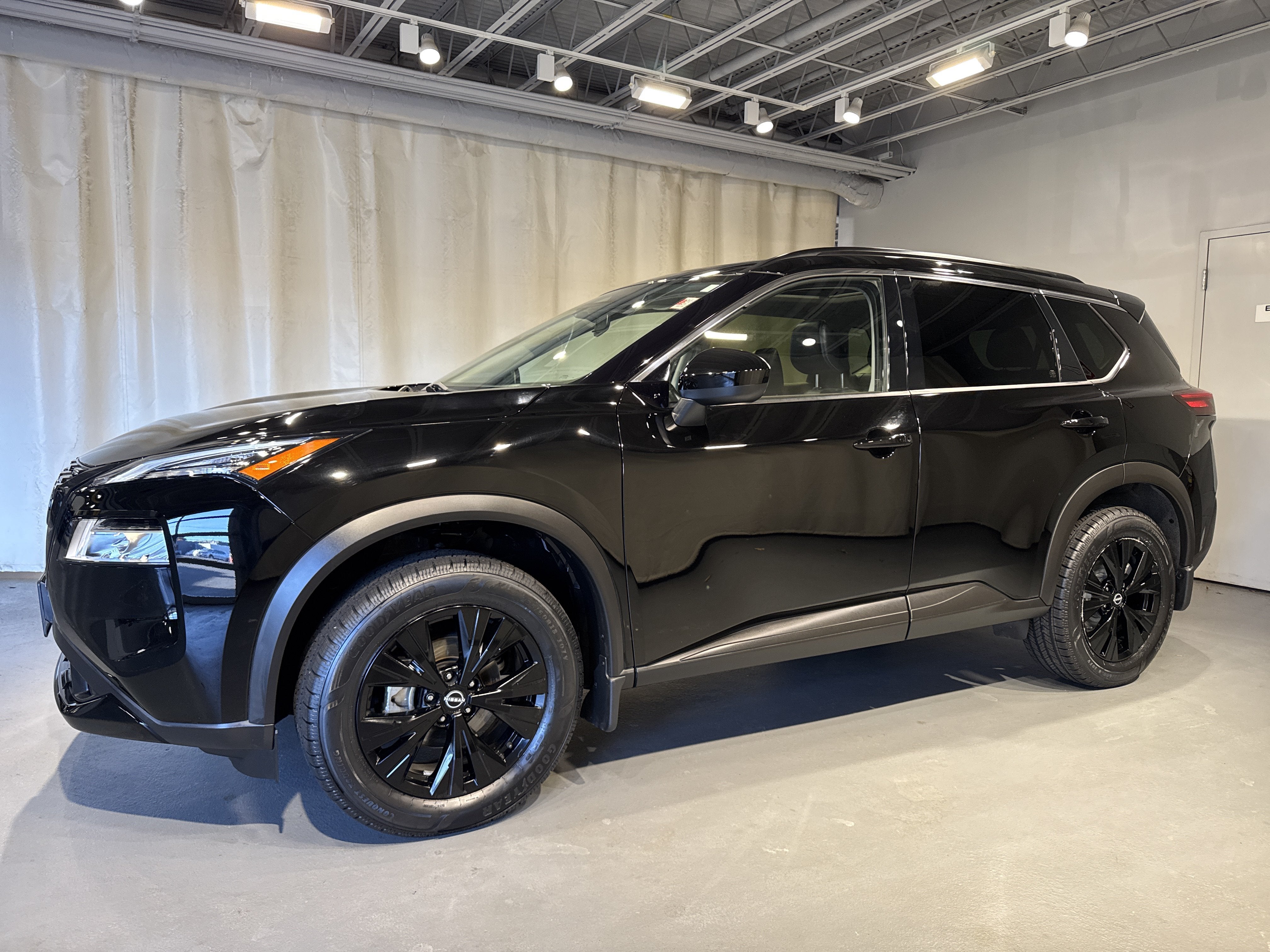 2023 Nissan Rogue SV W/Premium Package & Midnight Package
