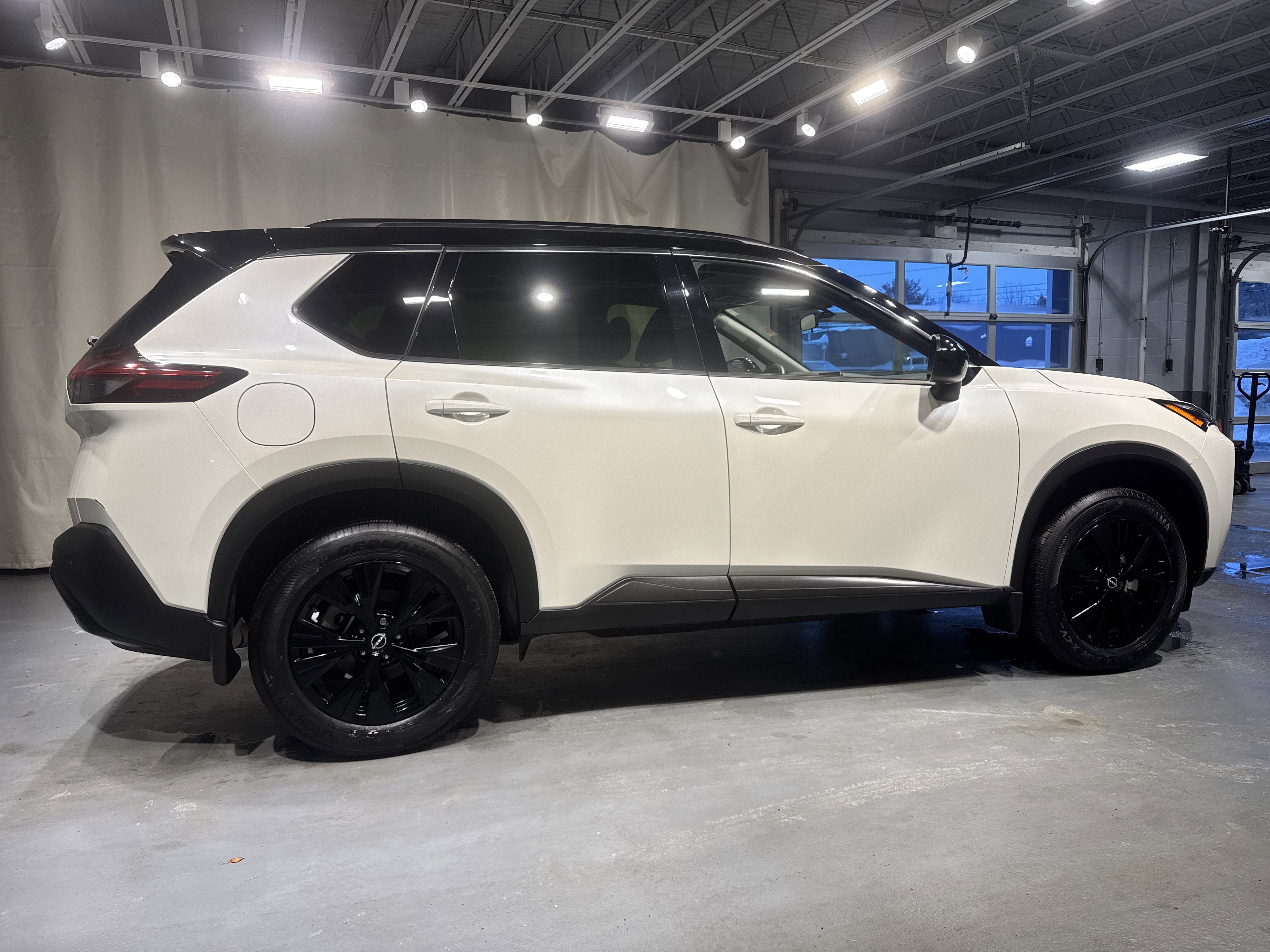 2023 Nissan Rogue SV W/Premium Package & Midnight Package