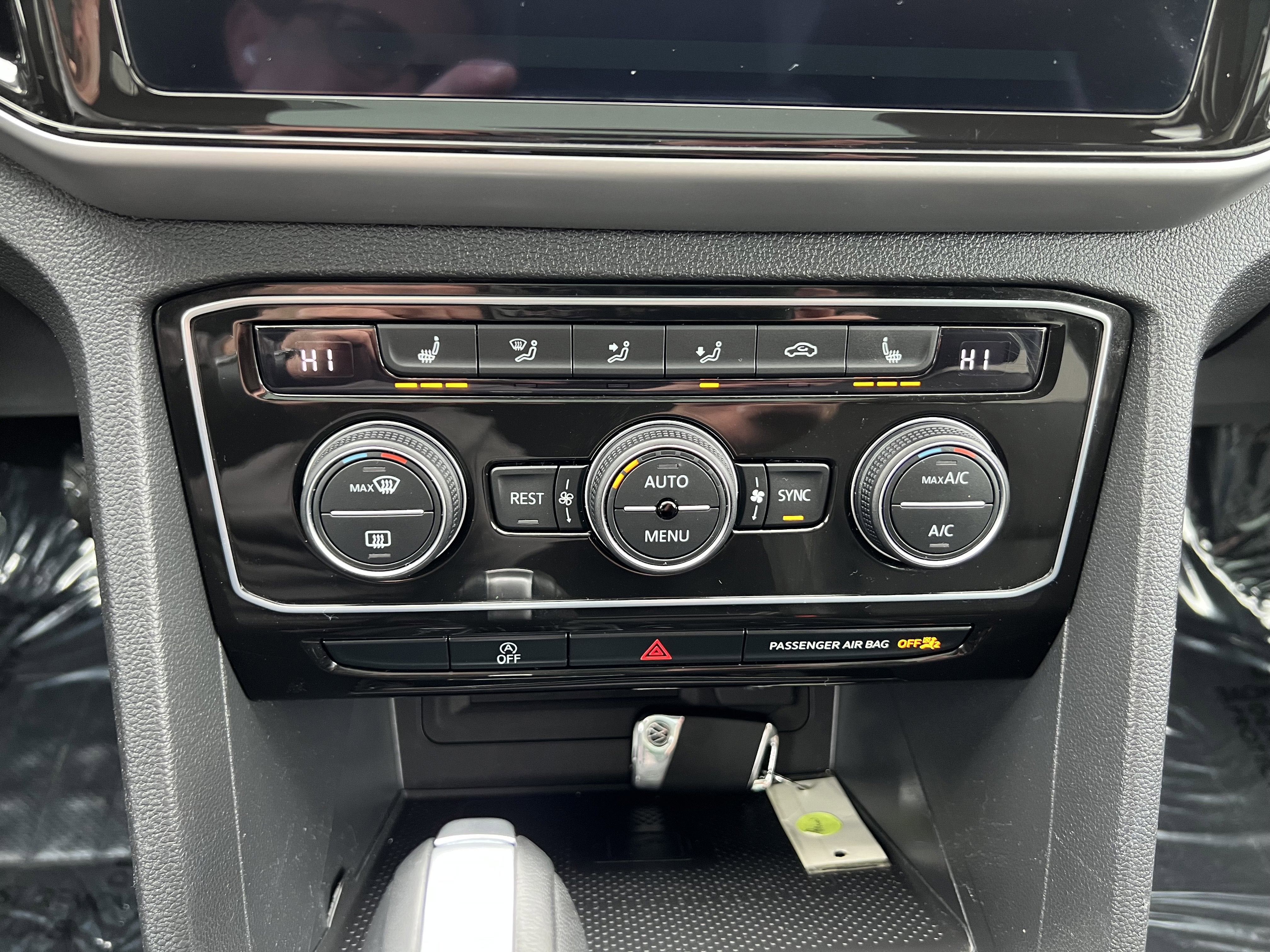 2023 Volkswagen Atlas 3.6L V6 SEL w/captains chairs