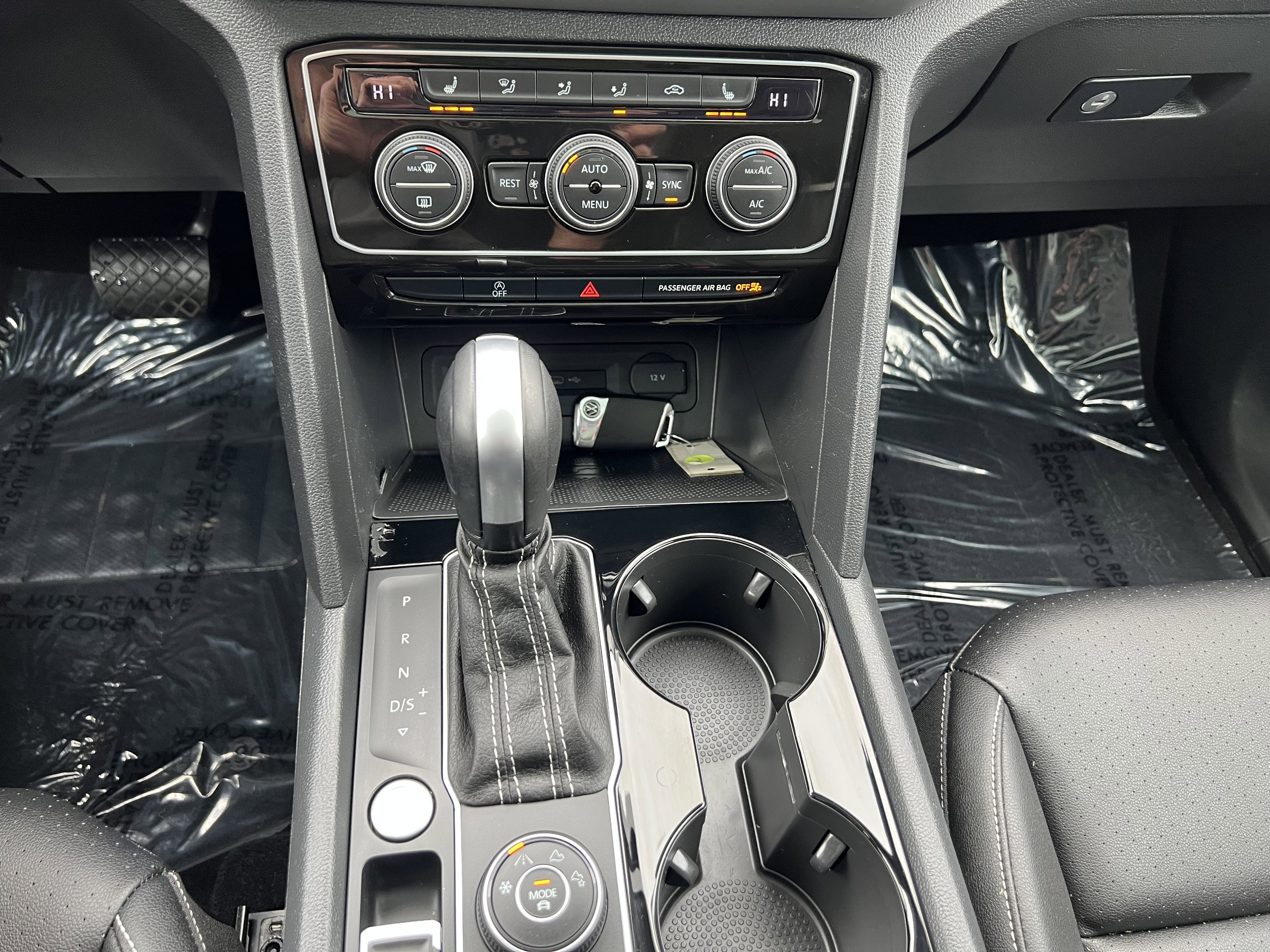 2023 Volkswagen Atlas 3.6L V6 SEL w/captains chairs