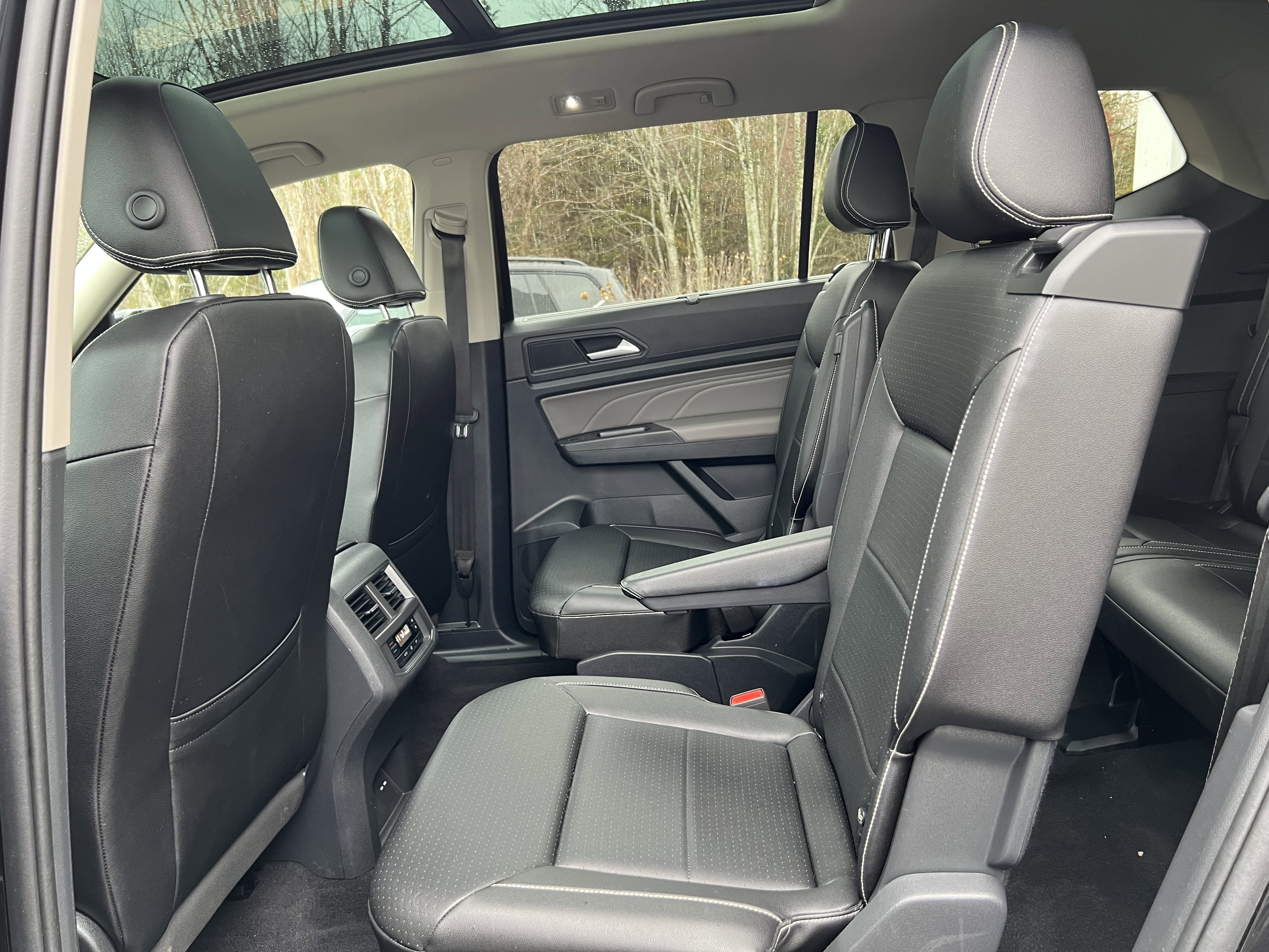 2023 Volkswagen Atlas 3.6L V6 SEL w/captains chairs