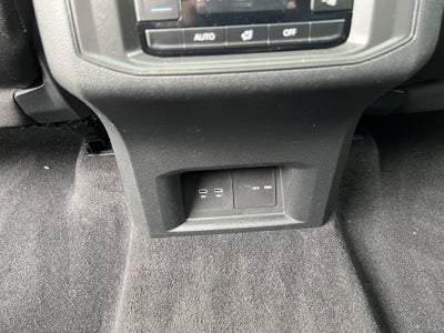 2023 Volkswagen Atlas 3.6L V6 SEL w/captains chairs