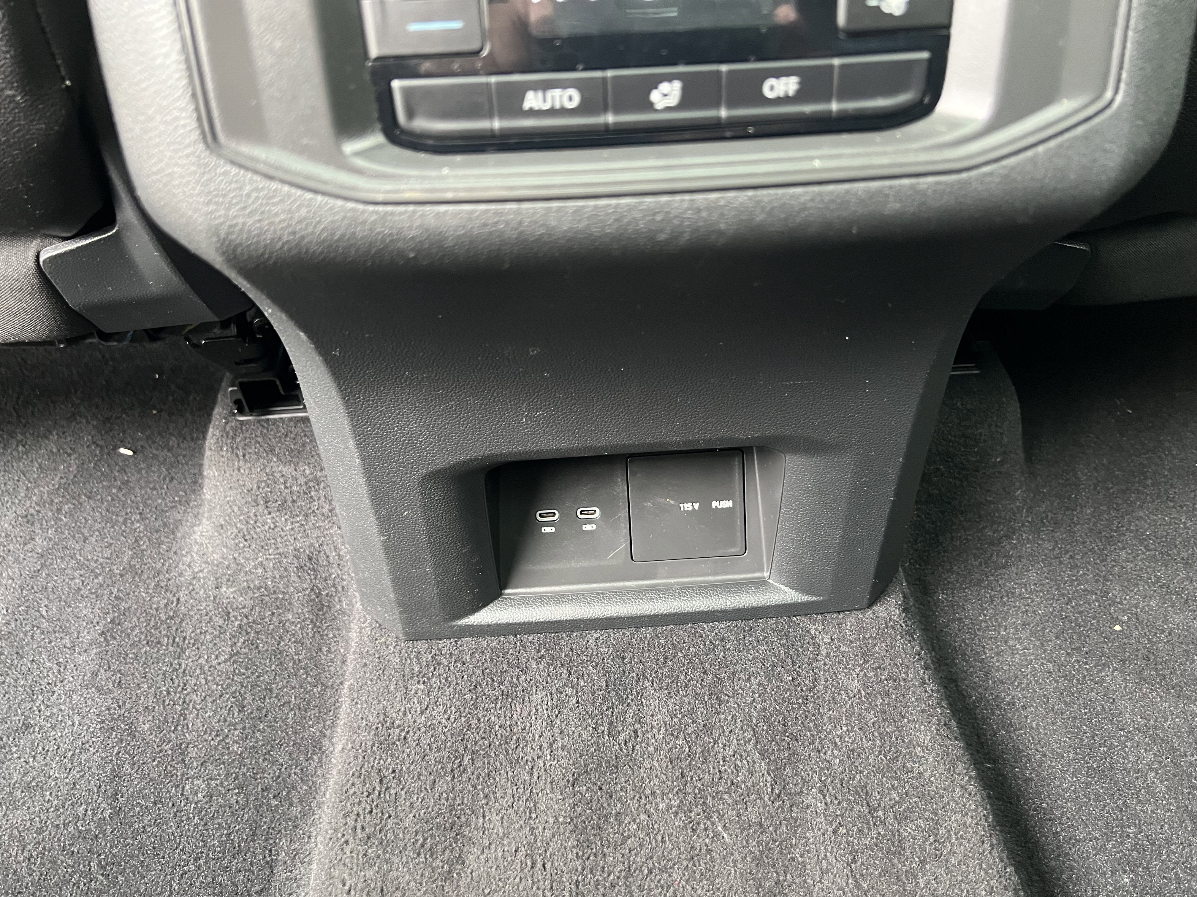 2023 Volkswagen Atlas 3.6L V6 SEL w/captains chairs