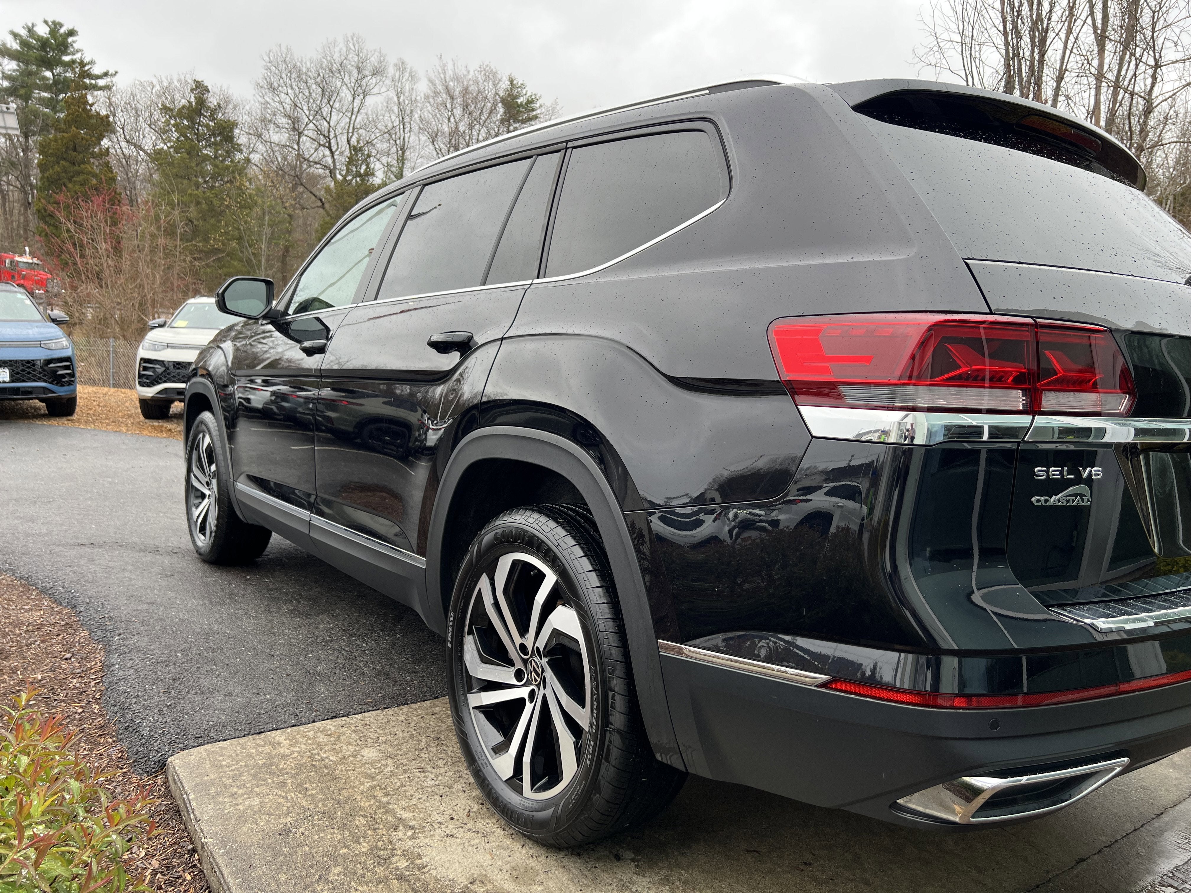 2023 Volkswagen Atlas 3.6L V6 SEL w/captains chairs