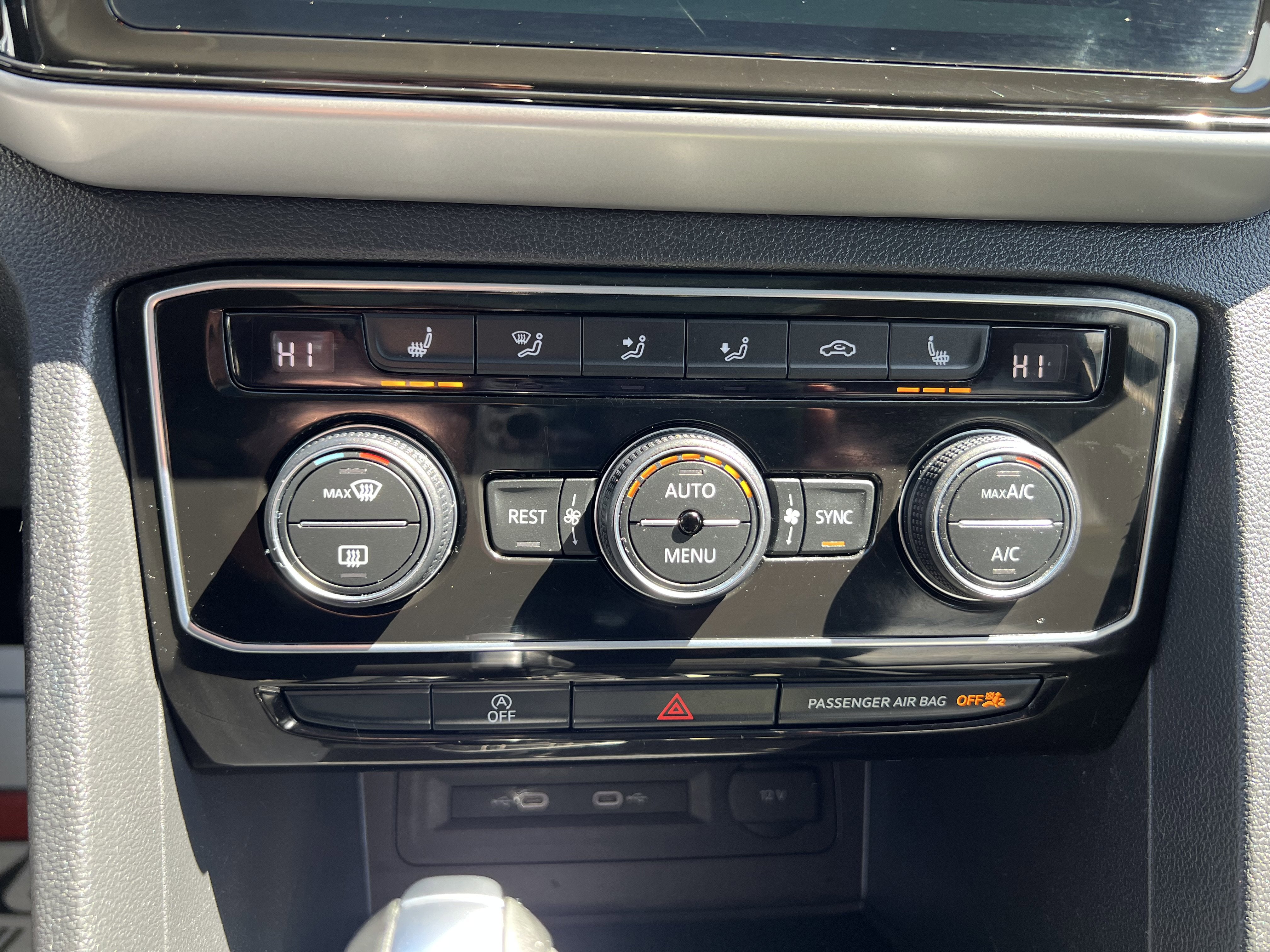 2023 Volkswagen Atlas 3.6L V6 SEL w/captains chairs