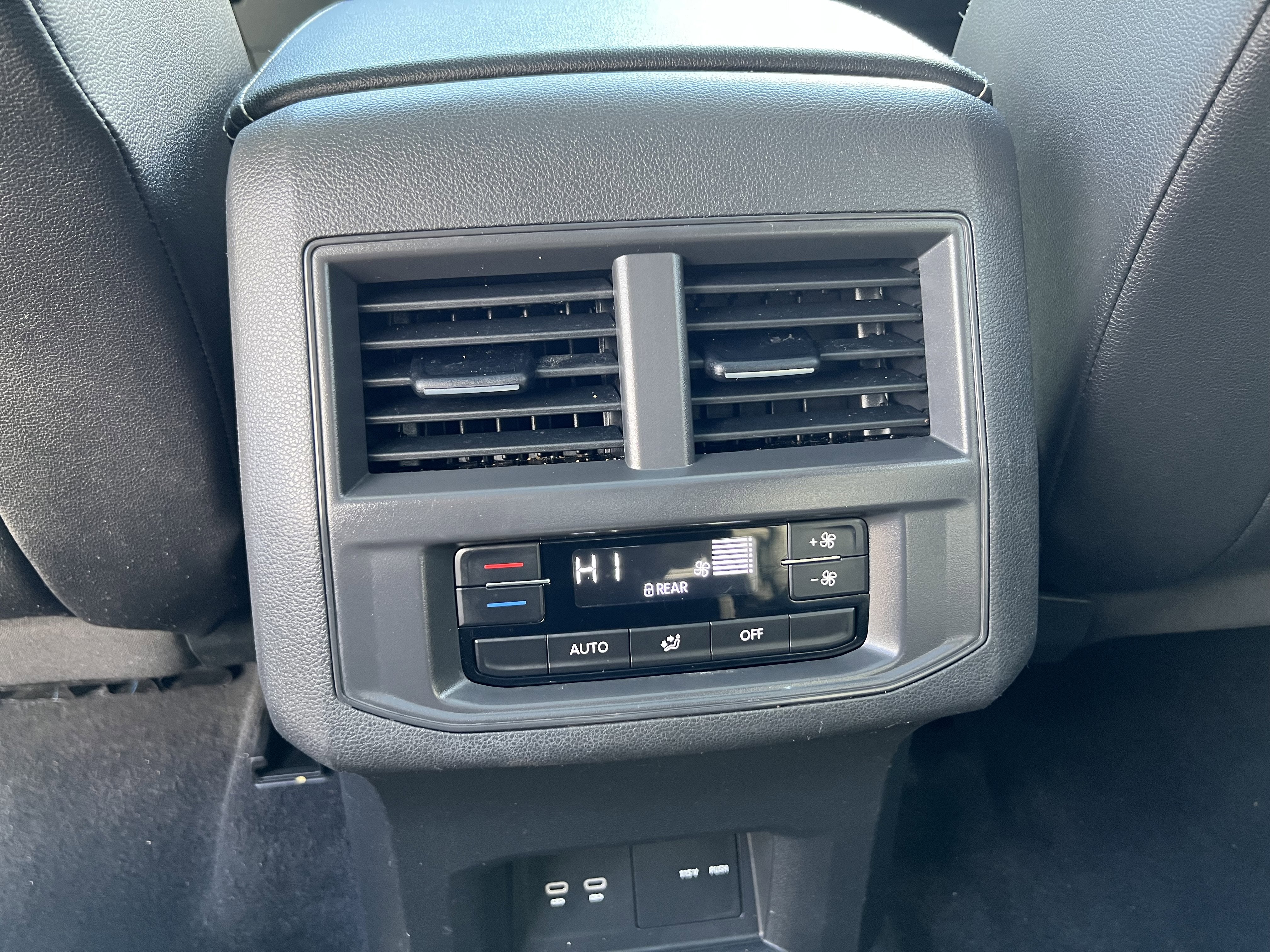 2023 Volkswagen Atlas 3.6L V6 SEL w/captains chairs