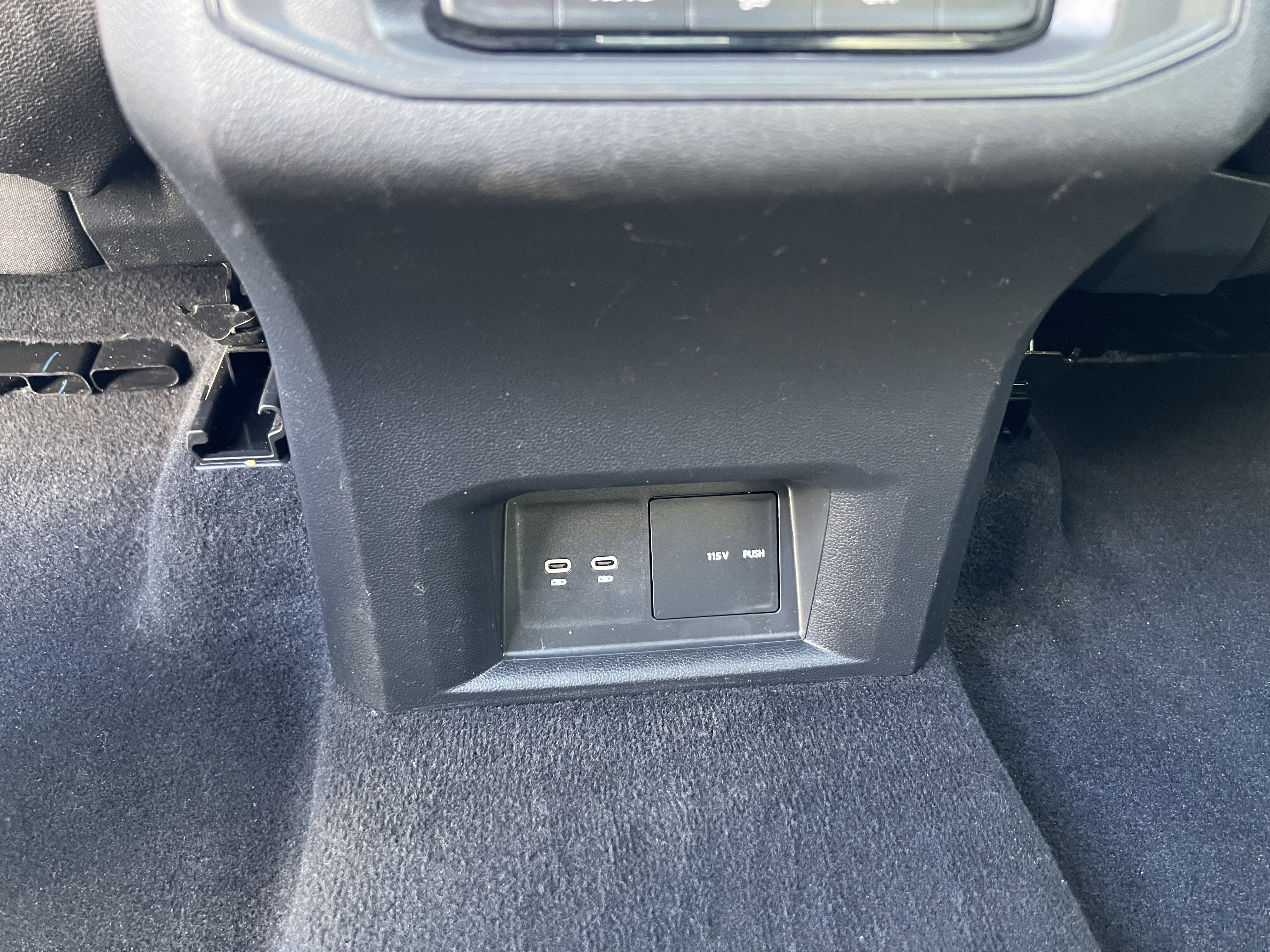 2023 Volkswagen Atlas 3.6L V6 SEL w/captains chairs