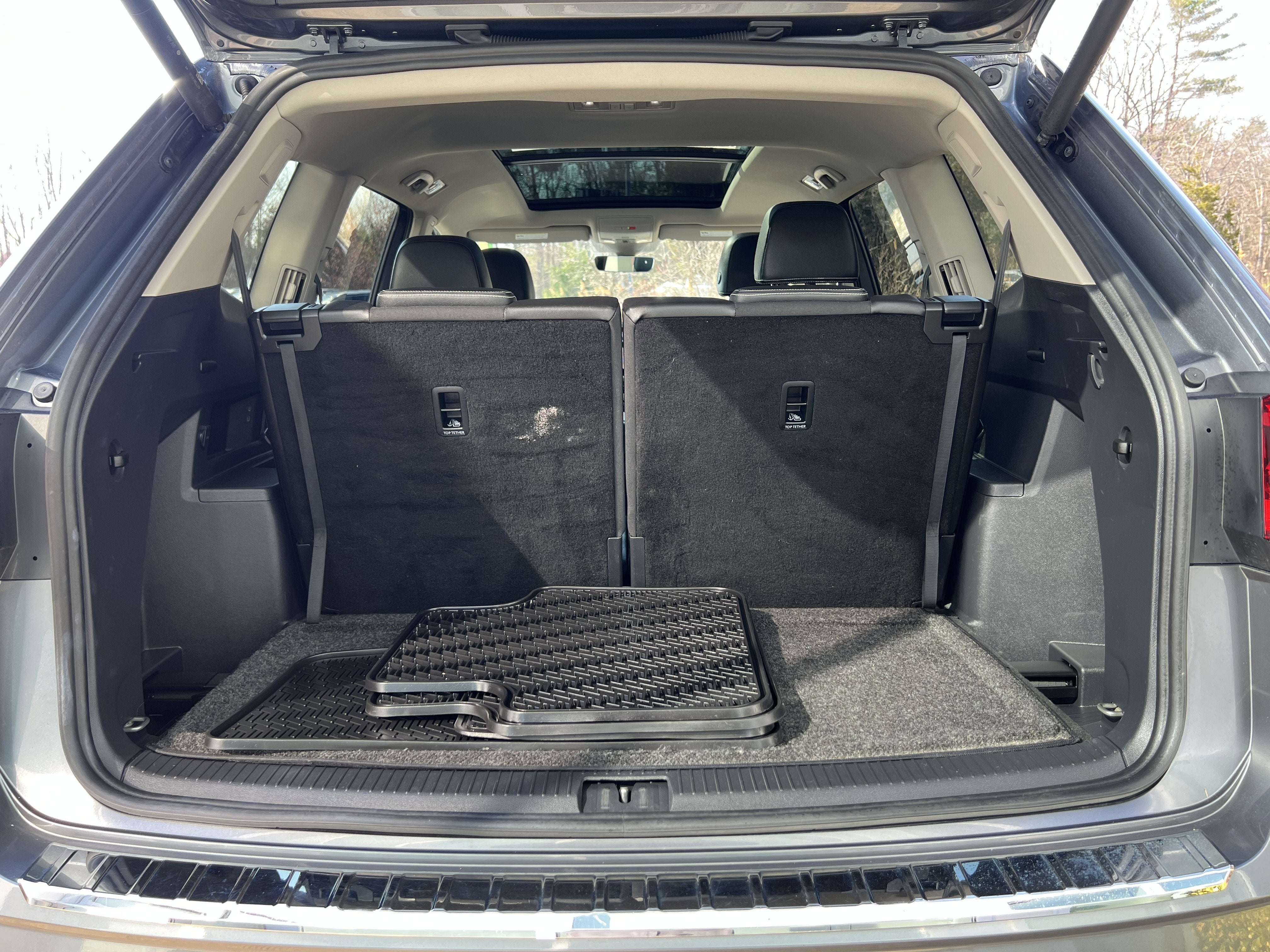 2023 Volkswagen Atlas 3.6L V6 SEL Premium R-Line w/captains chairs