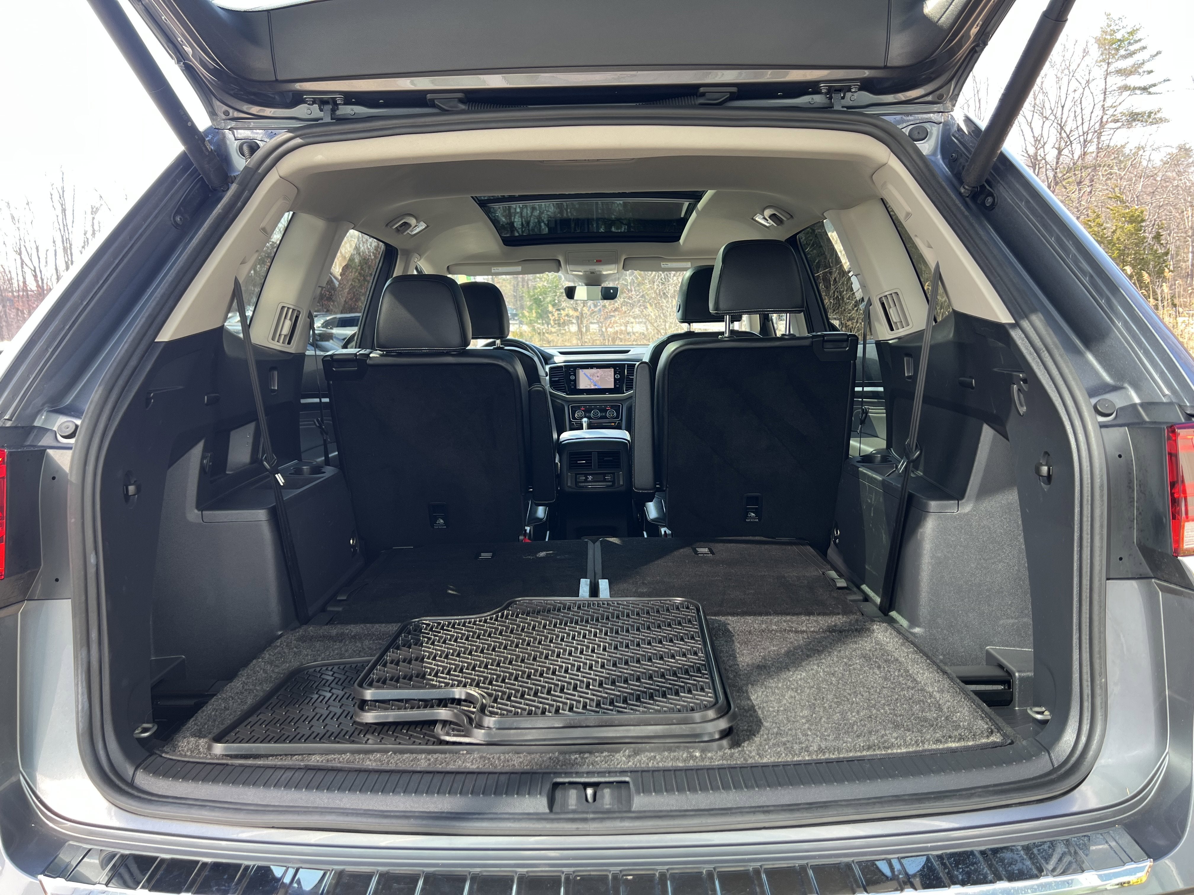 2023 Volkswagen Atlas 3.6L V6 SEL Premium R-Line w/captains chairs