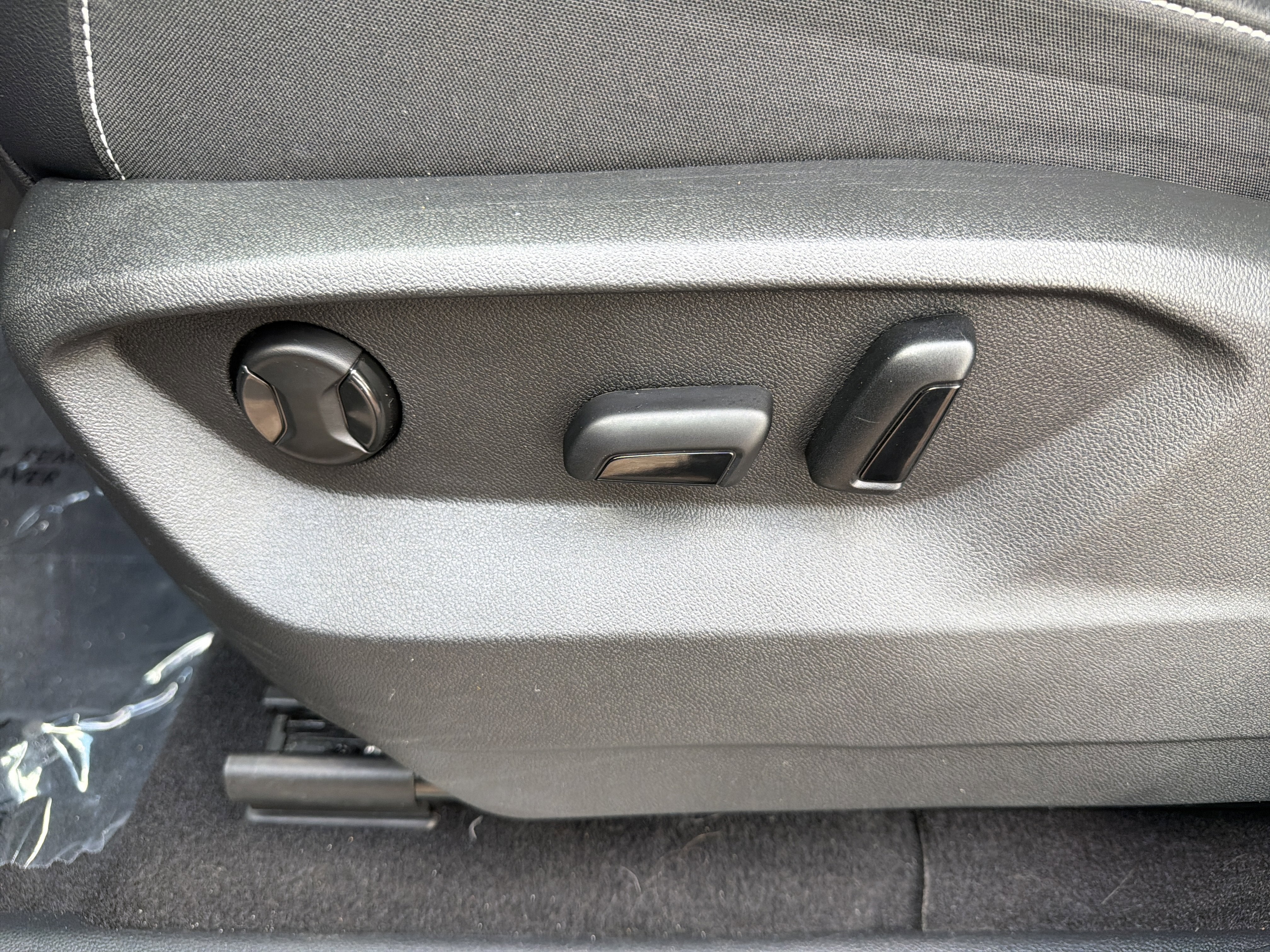 2024 Volkswagen Atlas 2.0T SE w/Technology w/ Captains Chairs