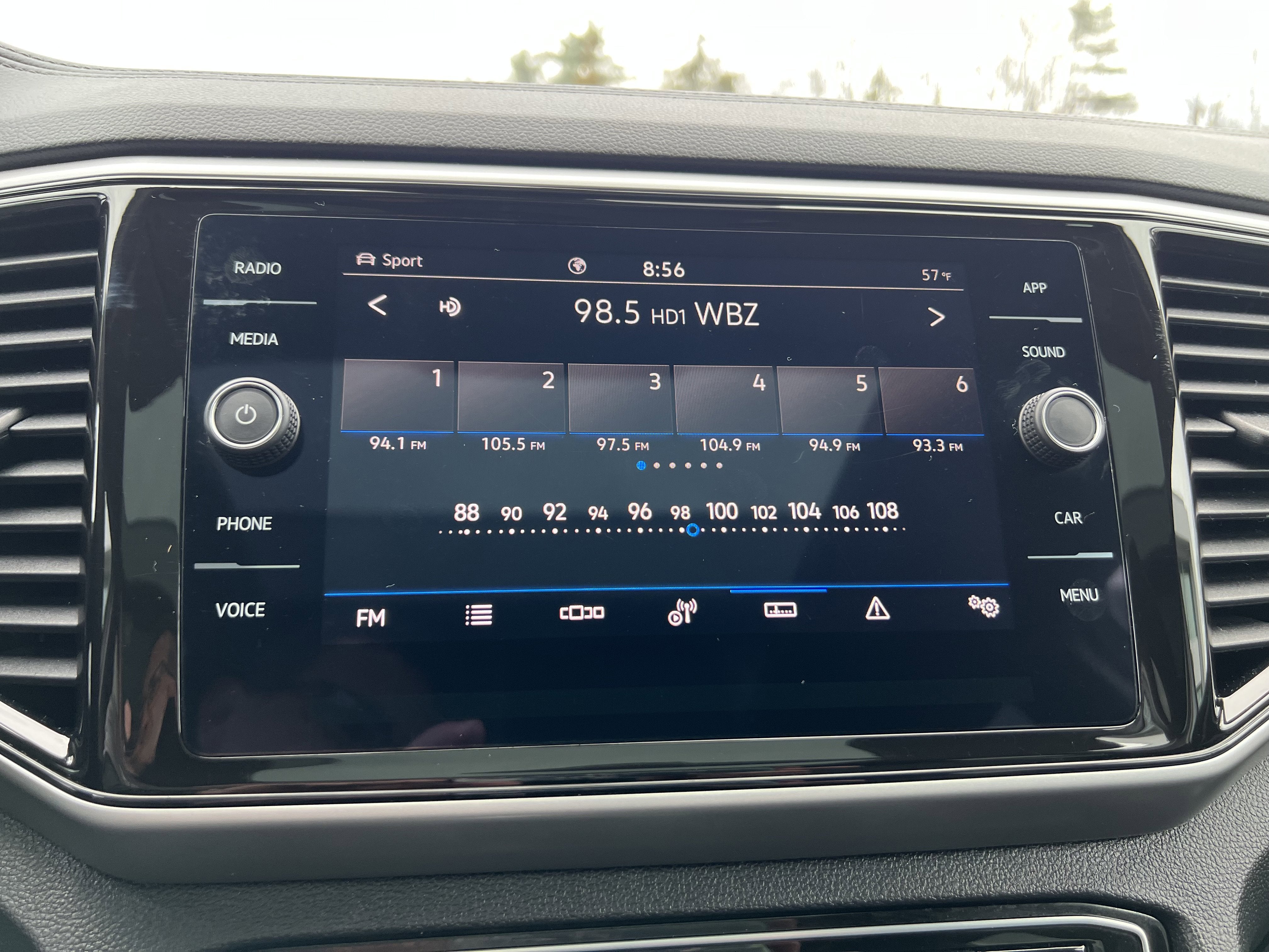 2023 Volkswagen Atlas 2.0T SE w/Technology w/panoramic sunroof