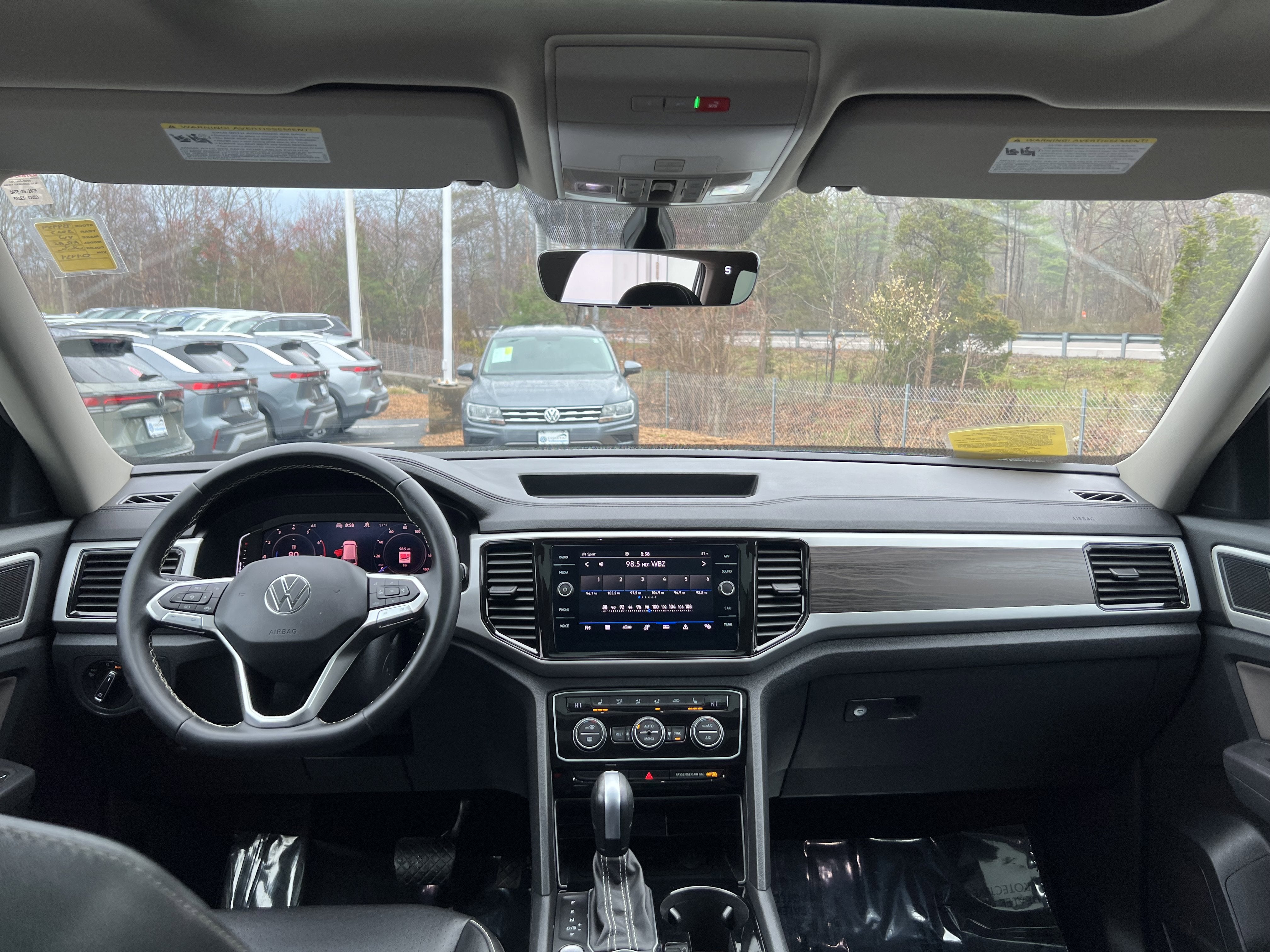 2023 Volkswagen Atlas 2.0T SE w/Technology w/panoramic sunroof