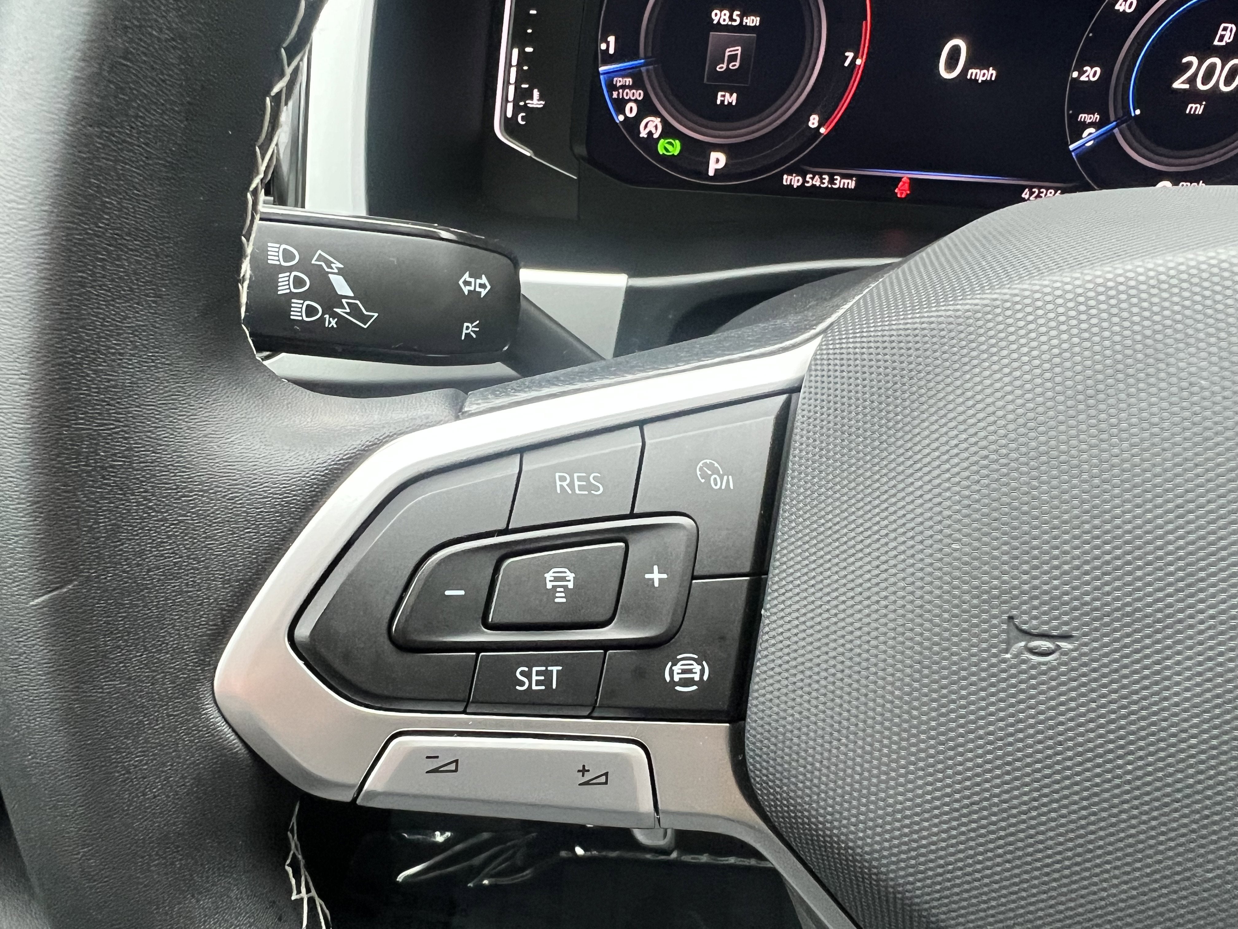 2023 Volkswagen Atlas 3.6L V6 SE w/Technology w/panoramic sunroof