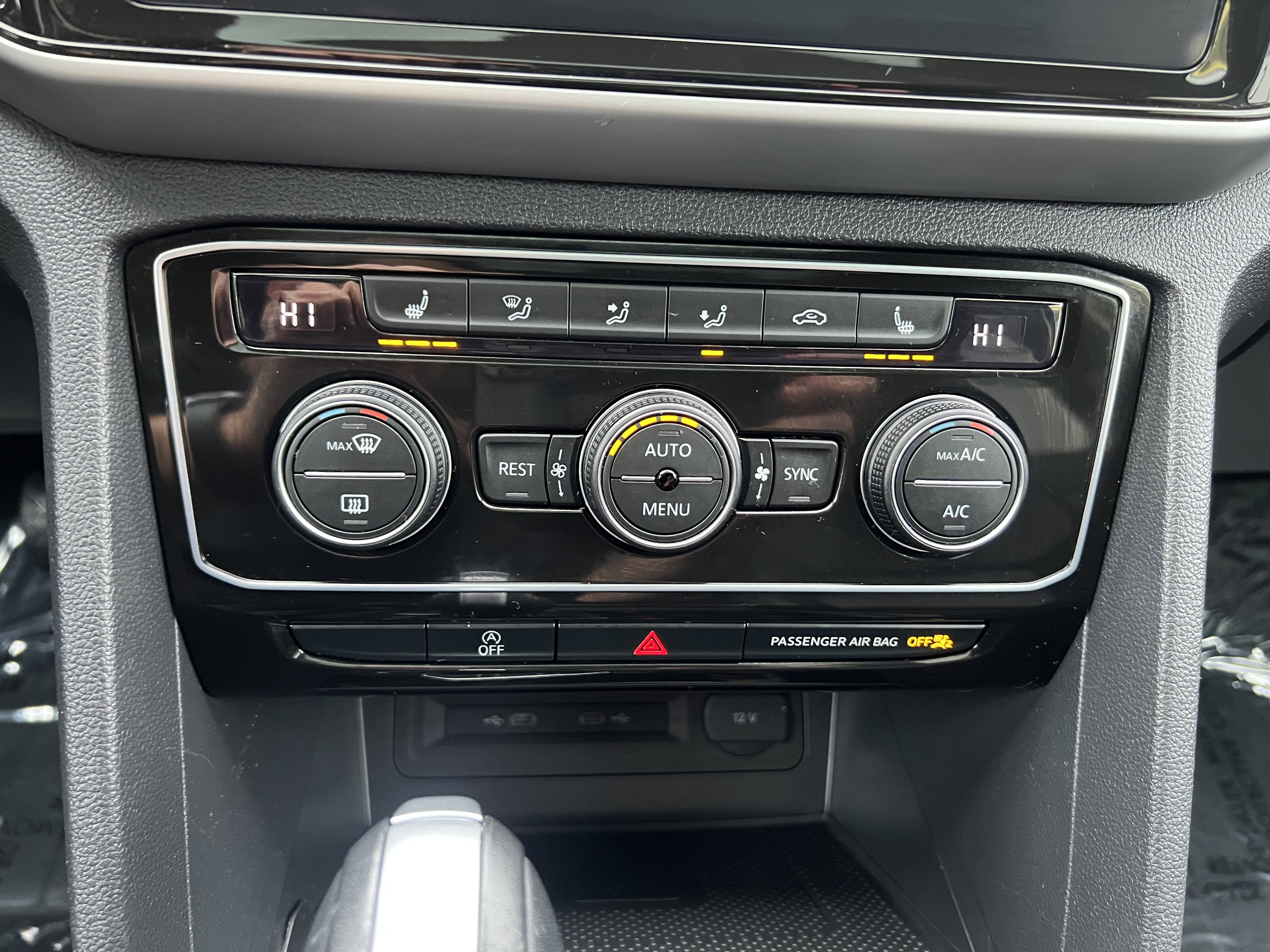 2023 Volkswagen Atlas 3.6L V6 SE w/Technology w/panoramic sunroof