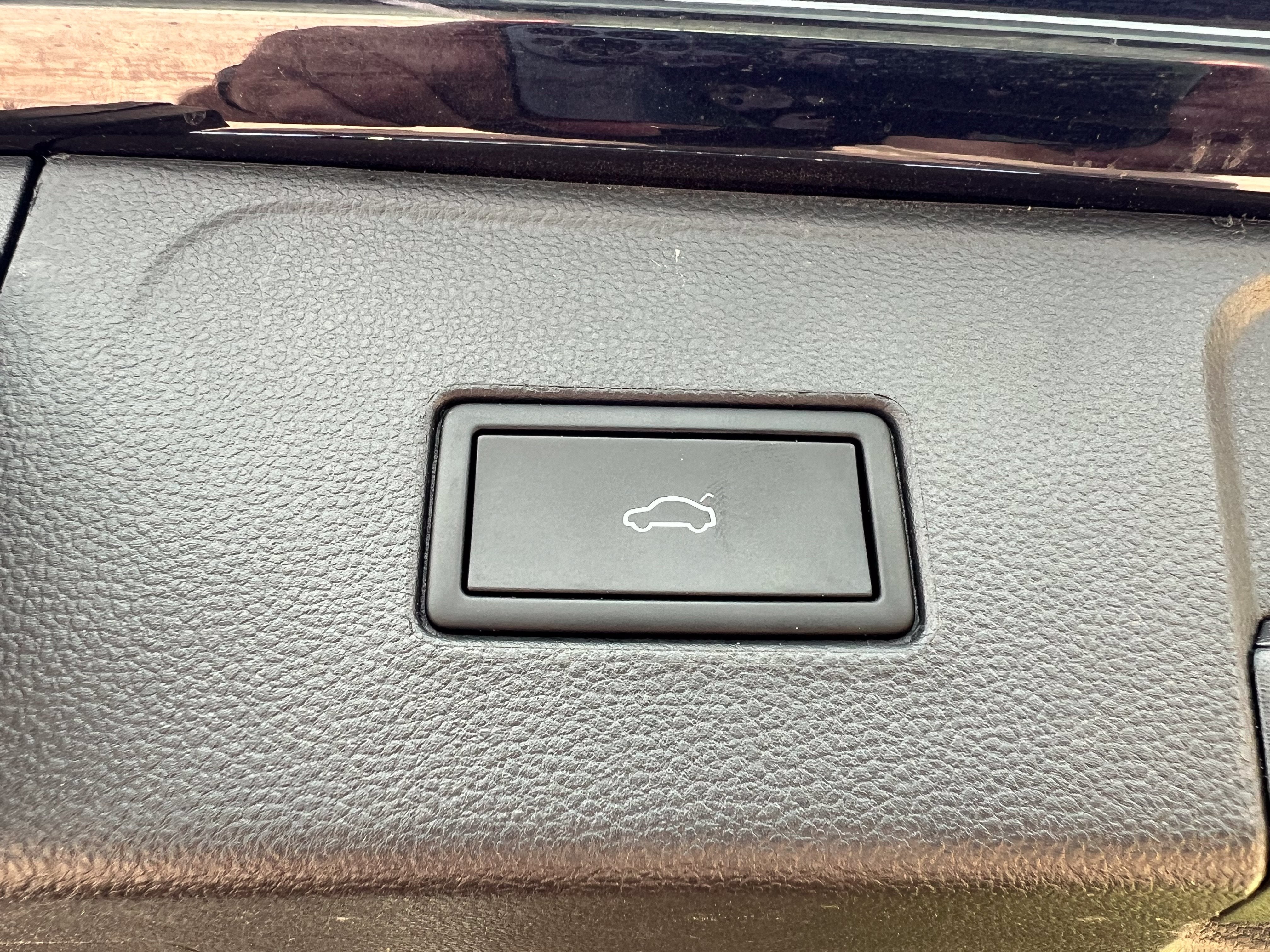 2023 Volkswagen Atlas 3.6L V6 SE w/Technology W/Panoramic Sunroof