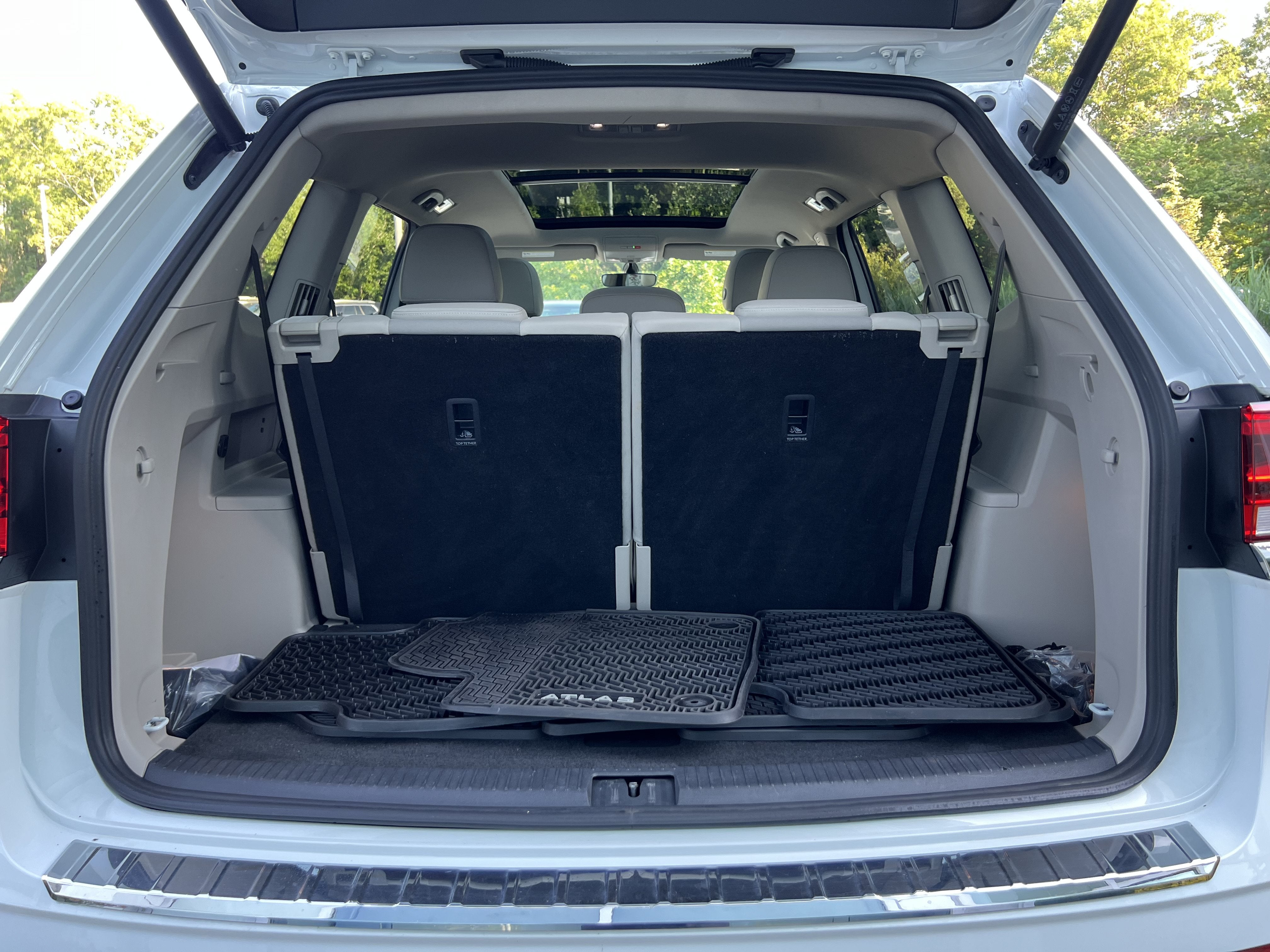 2023 Volkswagen Atlas 3.6L V6 SE w/Technology W/Panoramic Sunroof & Black Wheel Package