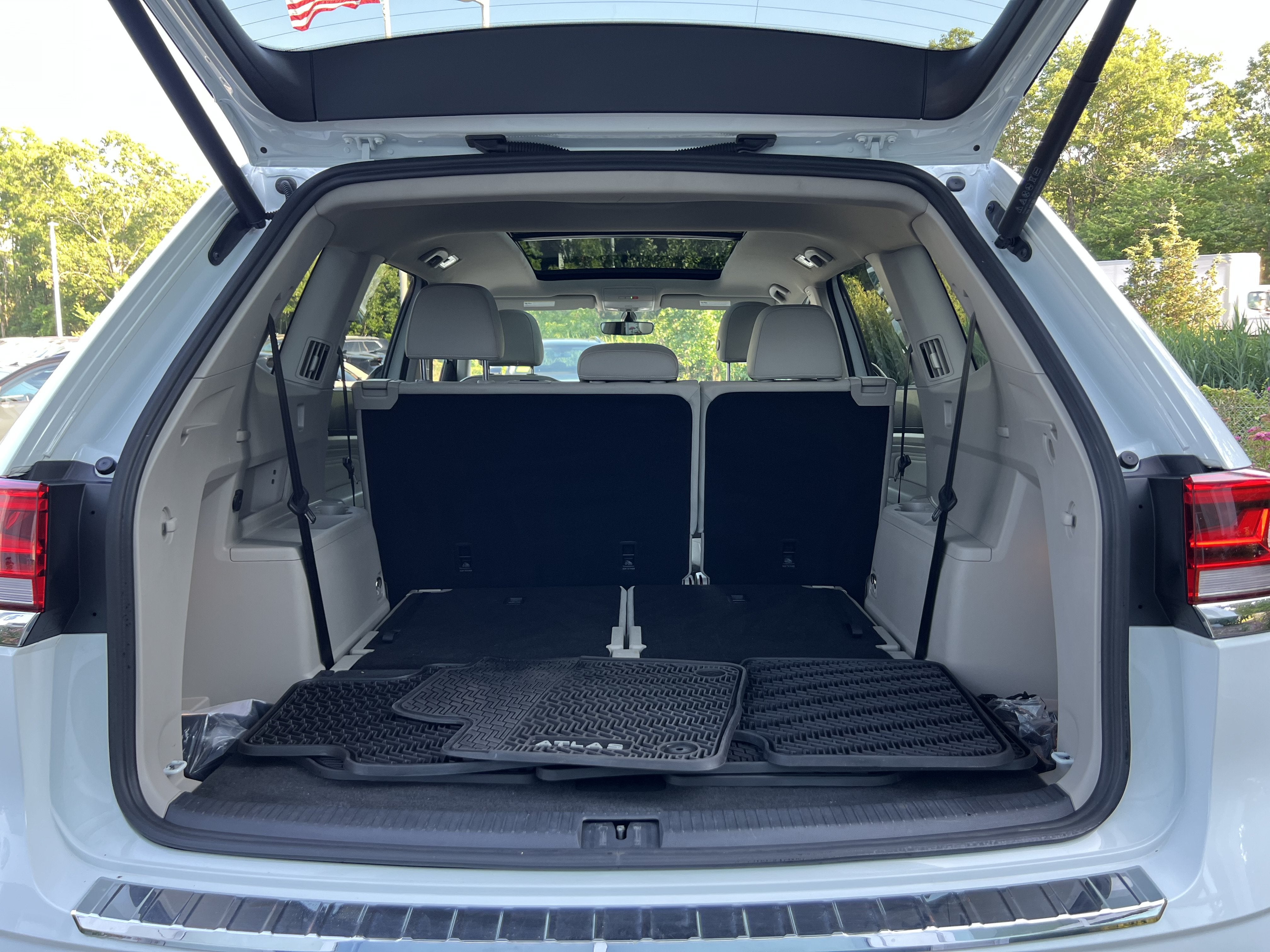 2023 Volkswagen Atlas 3.6L V6 SE w/Technology W/Panoramic Sunroof & Black Wheel Package
