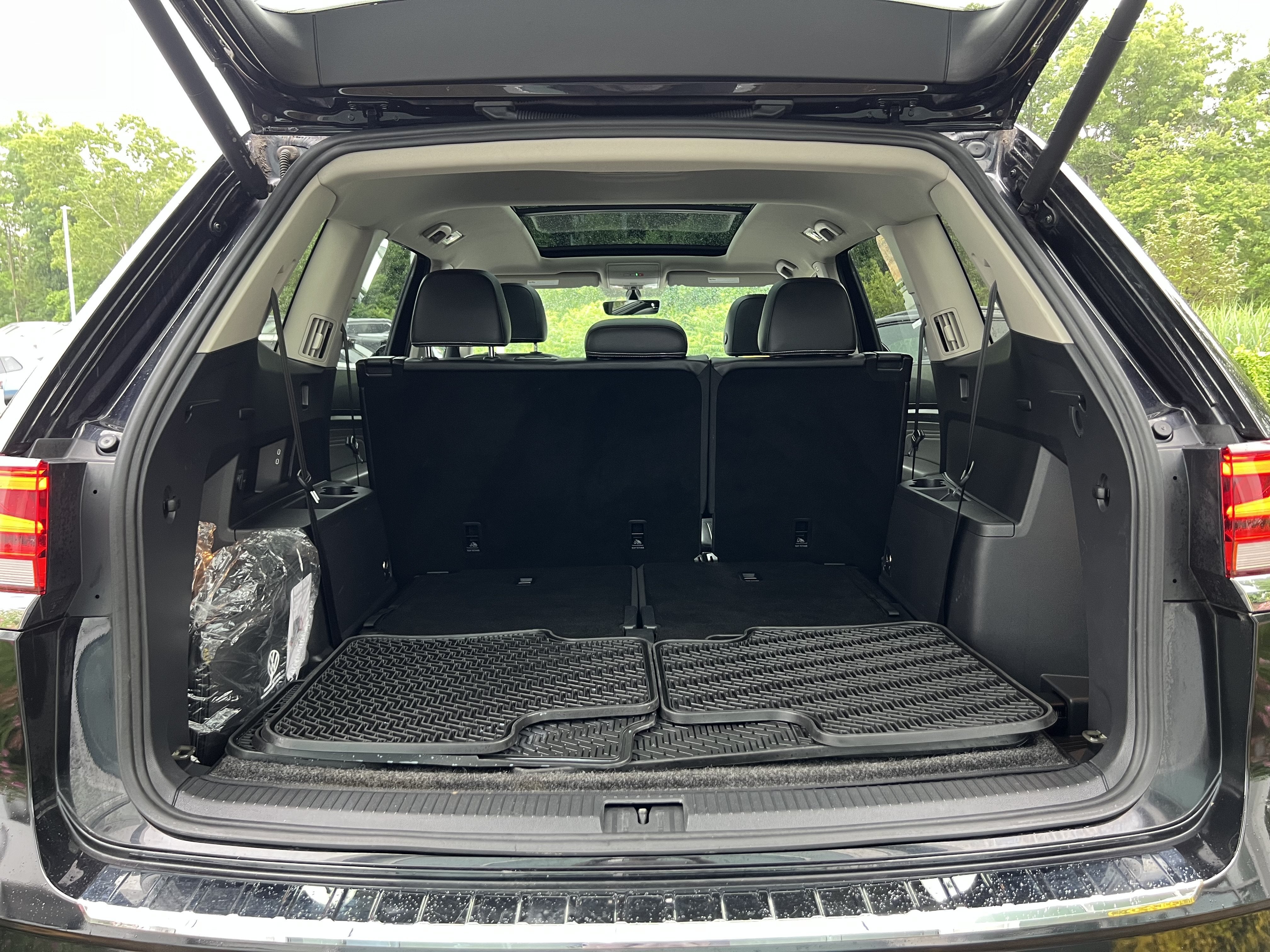 2023 Volkswagen Atlas 3.6L V6 SE w/Technology W/Panoramic Sunroof & Black Wheel Package