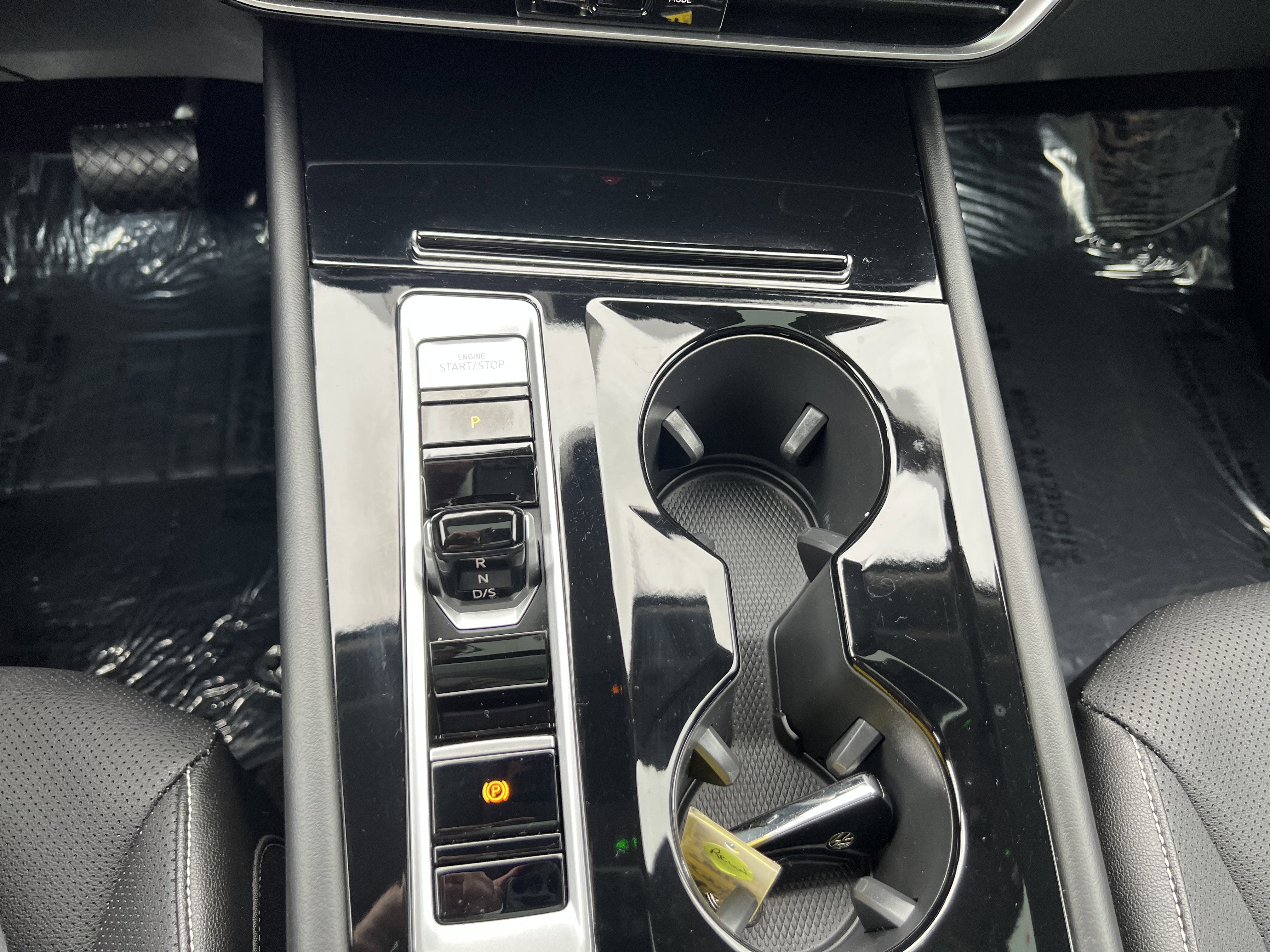 2024 Volkswagen Atlas 2.0T SE w/Technology w/panoramic sunroof and BWP