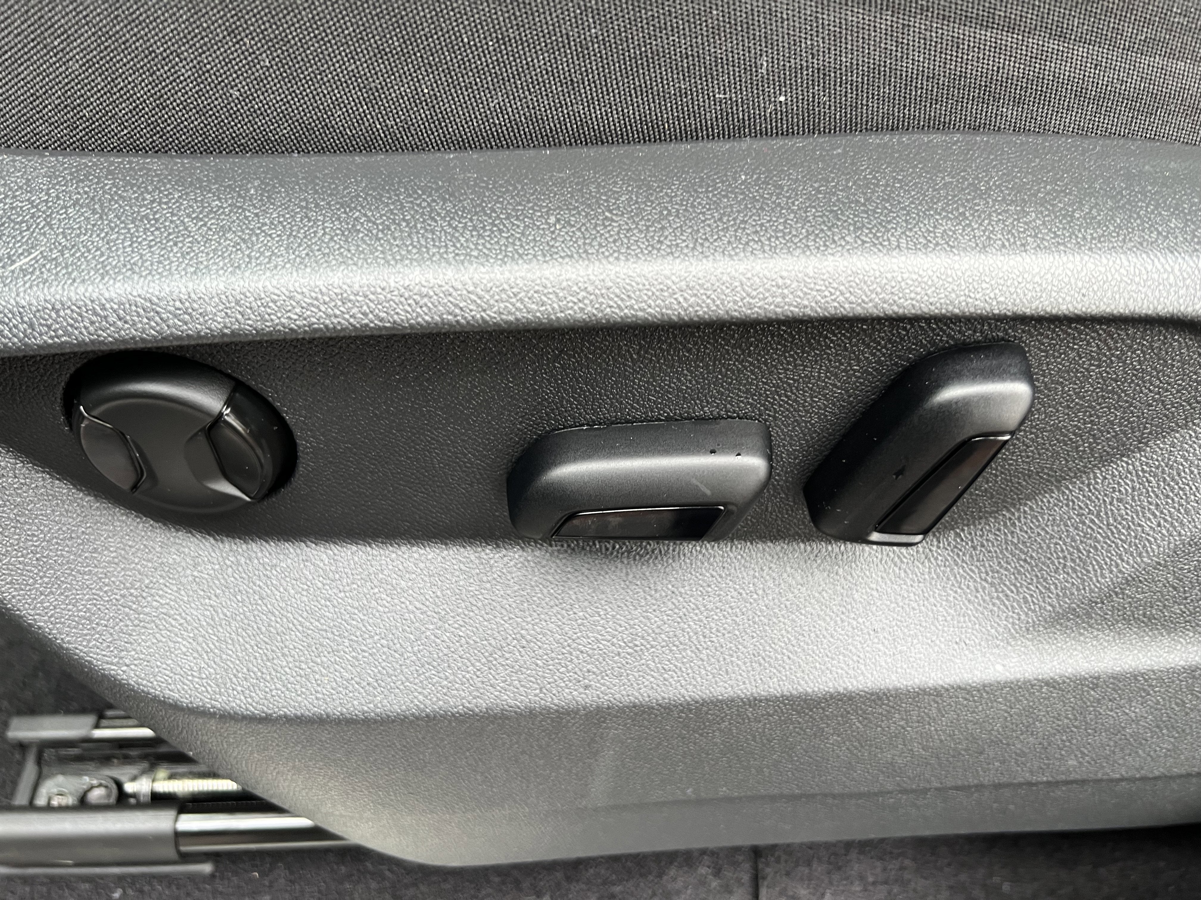 2024 Volkswagen Atlas 2.0T SE w/Technology w/panoramic sunroof and BWP