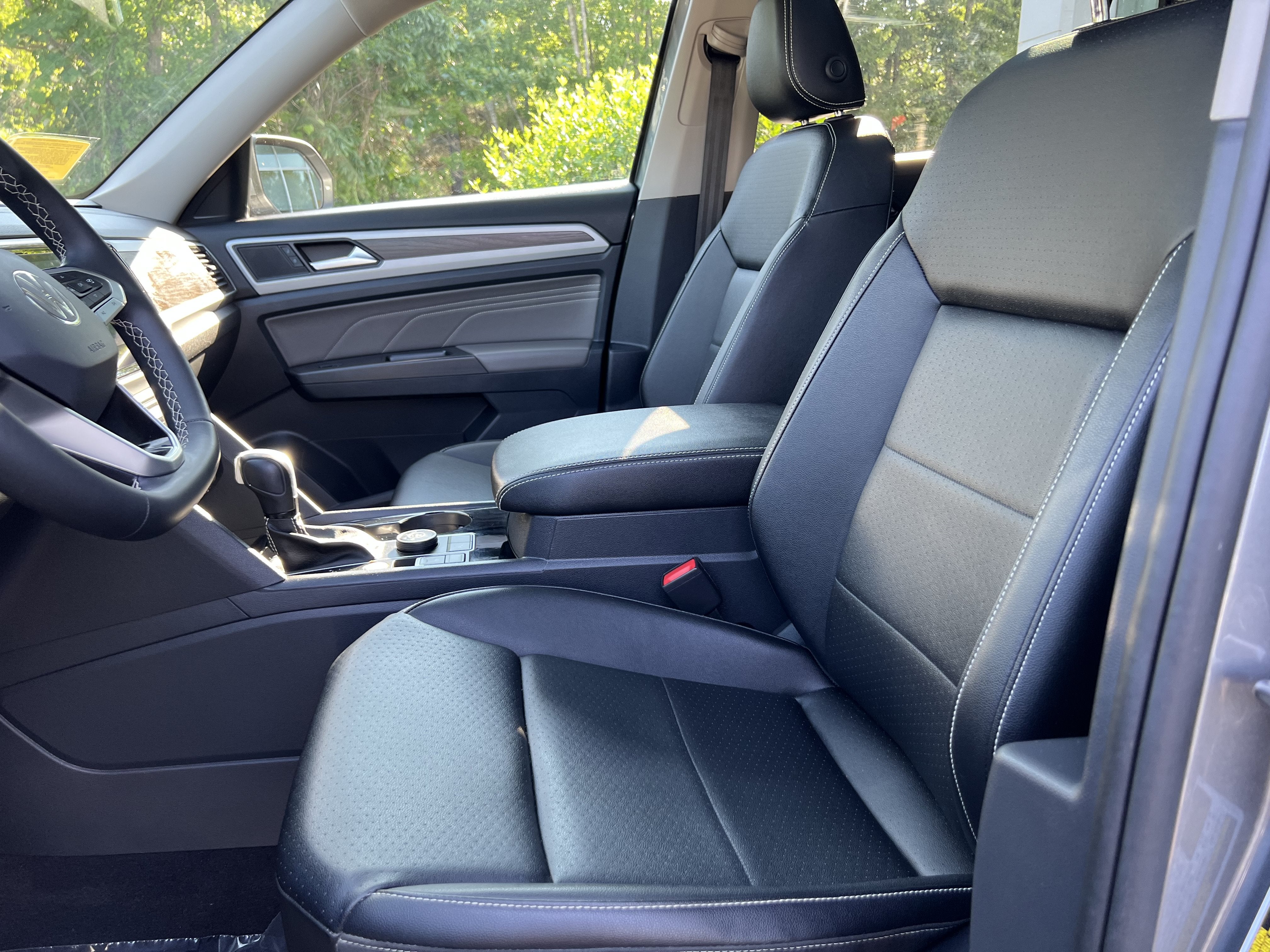 2023 Volkswagen Atlas 3.6L V6 SE w/Technology W/Panoramic Sunroof & Captains Chairs