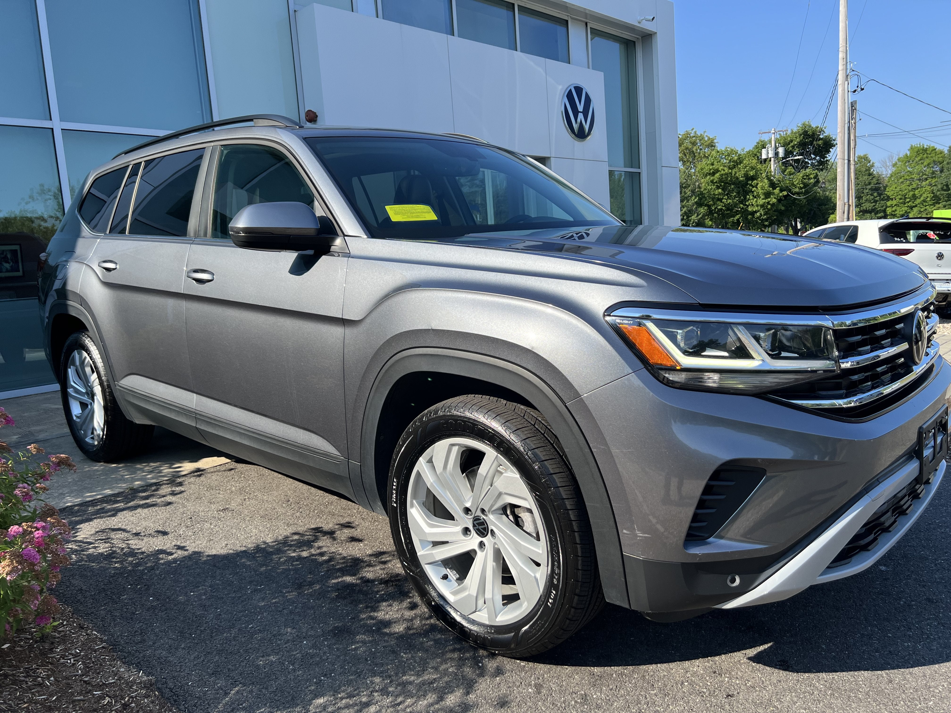 2023 Volkswagen Atlas 3.6L V6 SE w/Technology W/Panoramic Sunroof & Captains Chairs