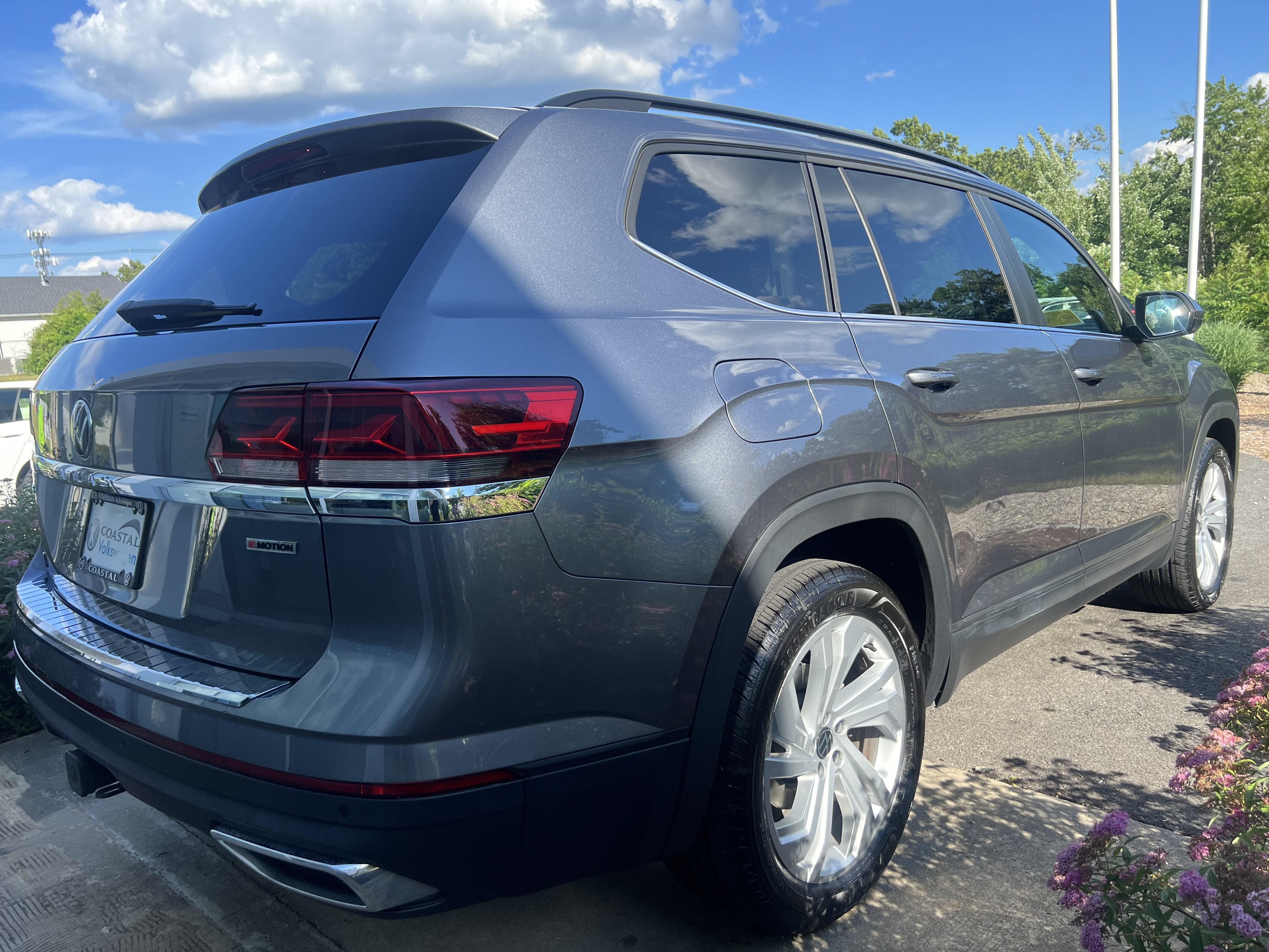 2022 Volkswagen Atlas 3.6L V6 SE w/Technology W/Panoramic Sunroof & Captains Chairs