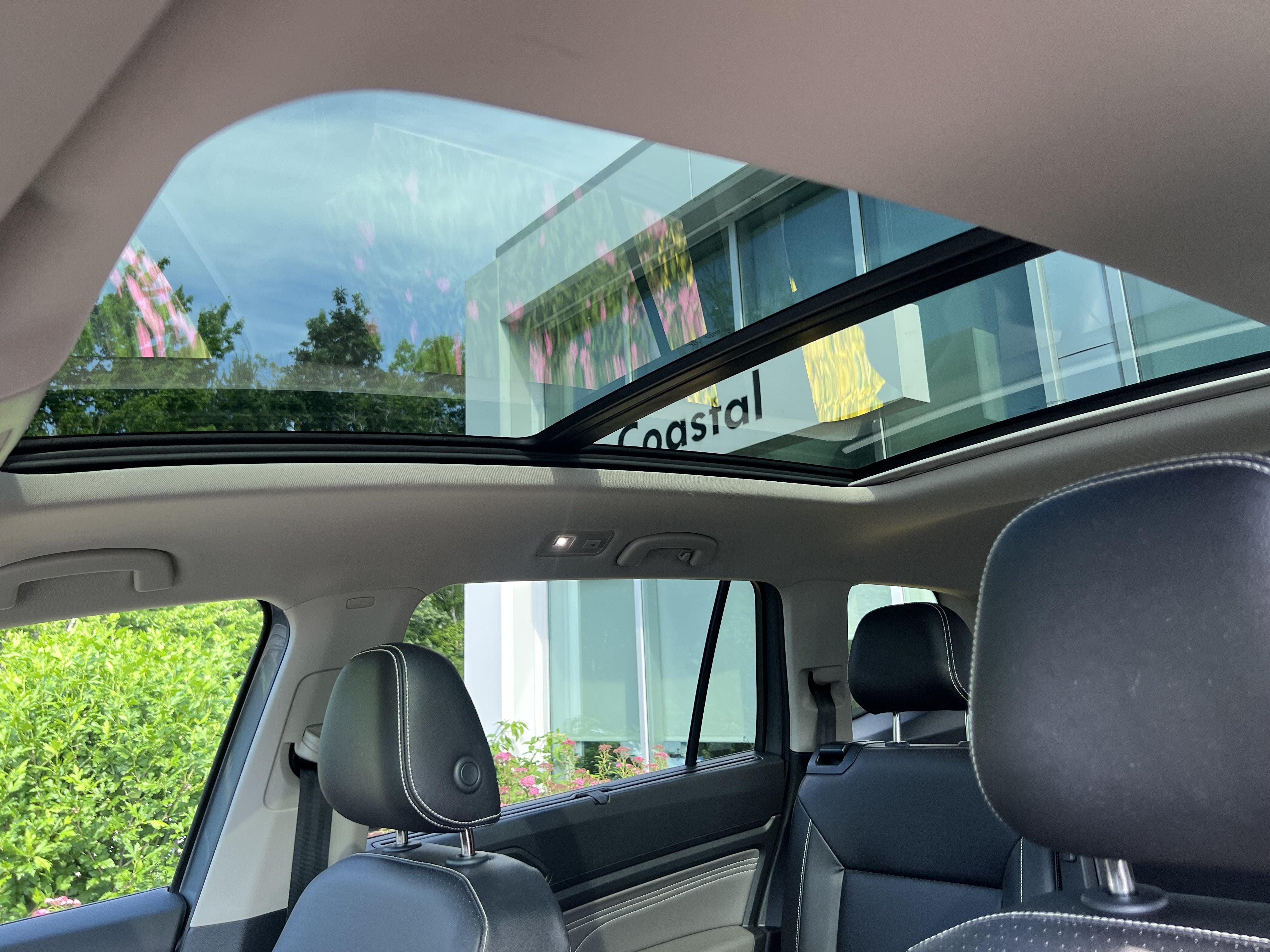 2023 Volkswagen Atlas 3.6L V6 SE w/Technology W/Panoramic Sunroof & Captains Chairs