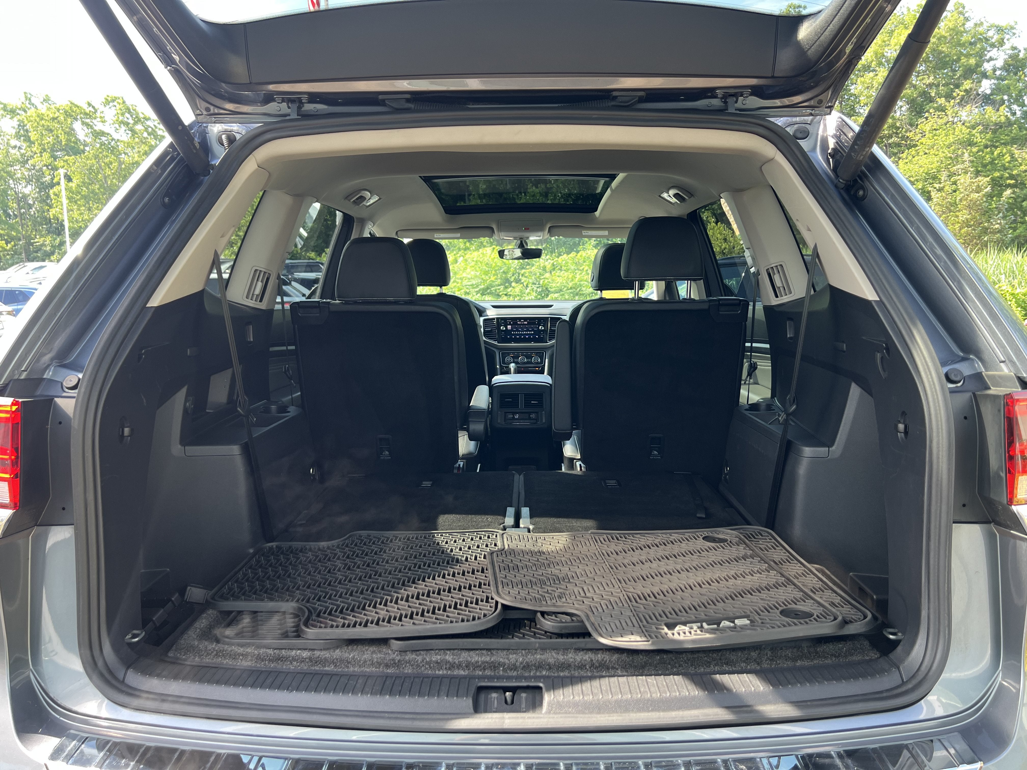 2023 Volkswagen Atlas 3.6L V6 SE w/Technology W/Panoramic Sunroof & Captains Chairs