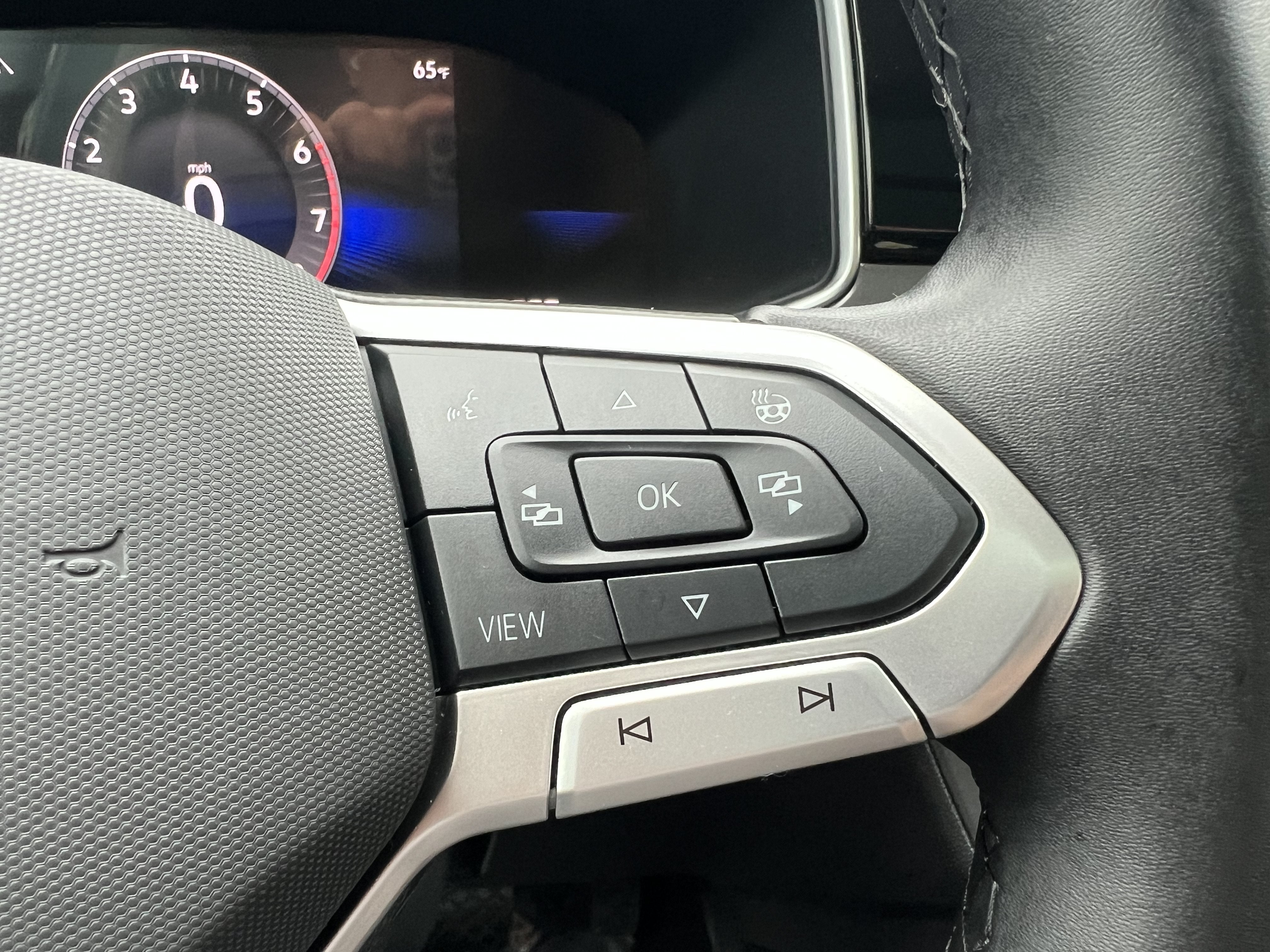 2025 Volkswagen Taos SE Black