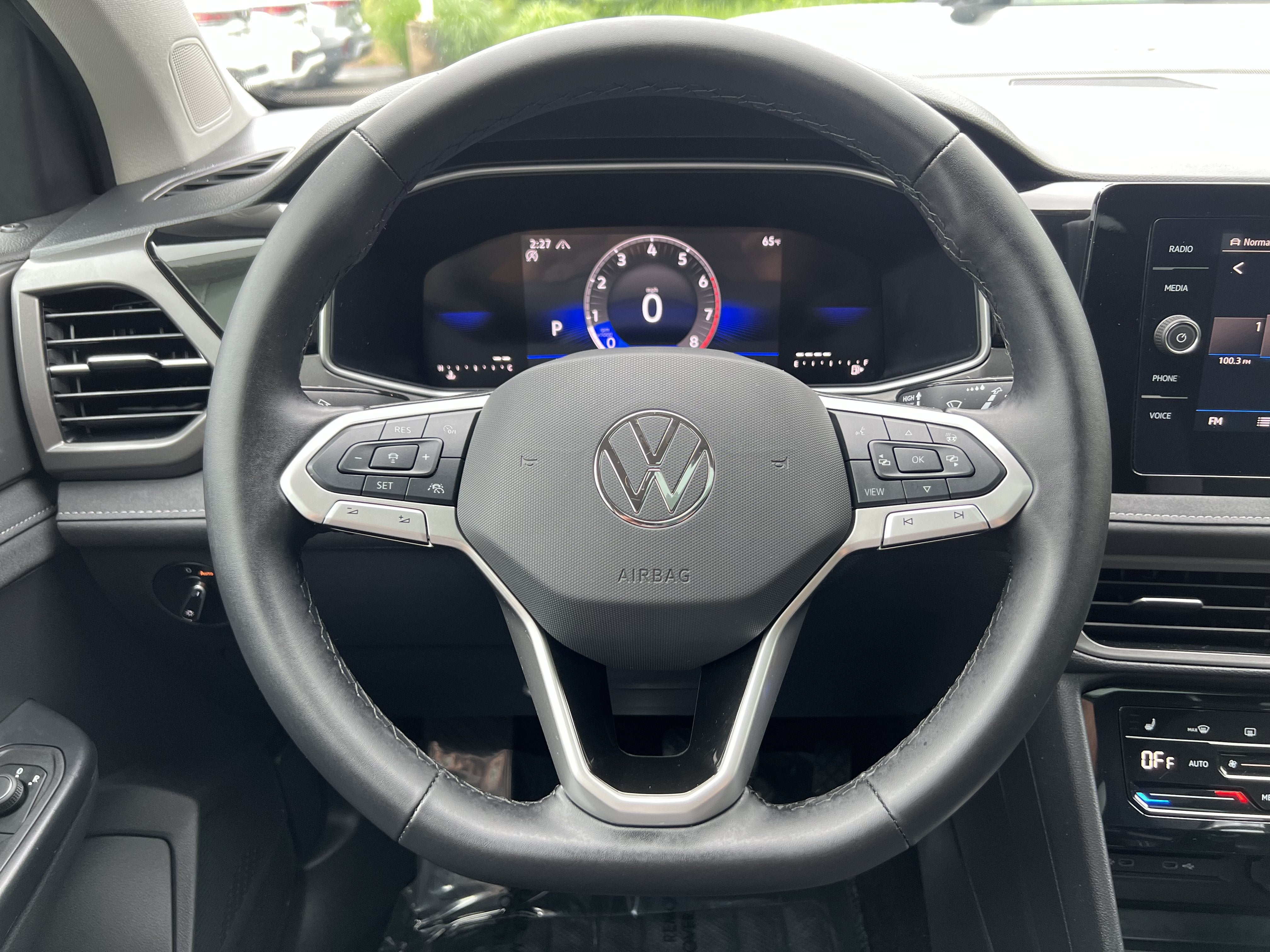 2025 Volkswagen Taos SE Black