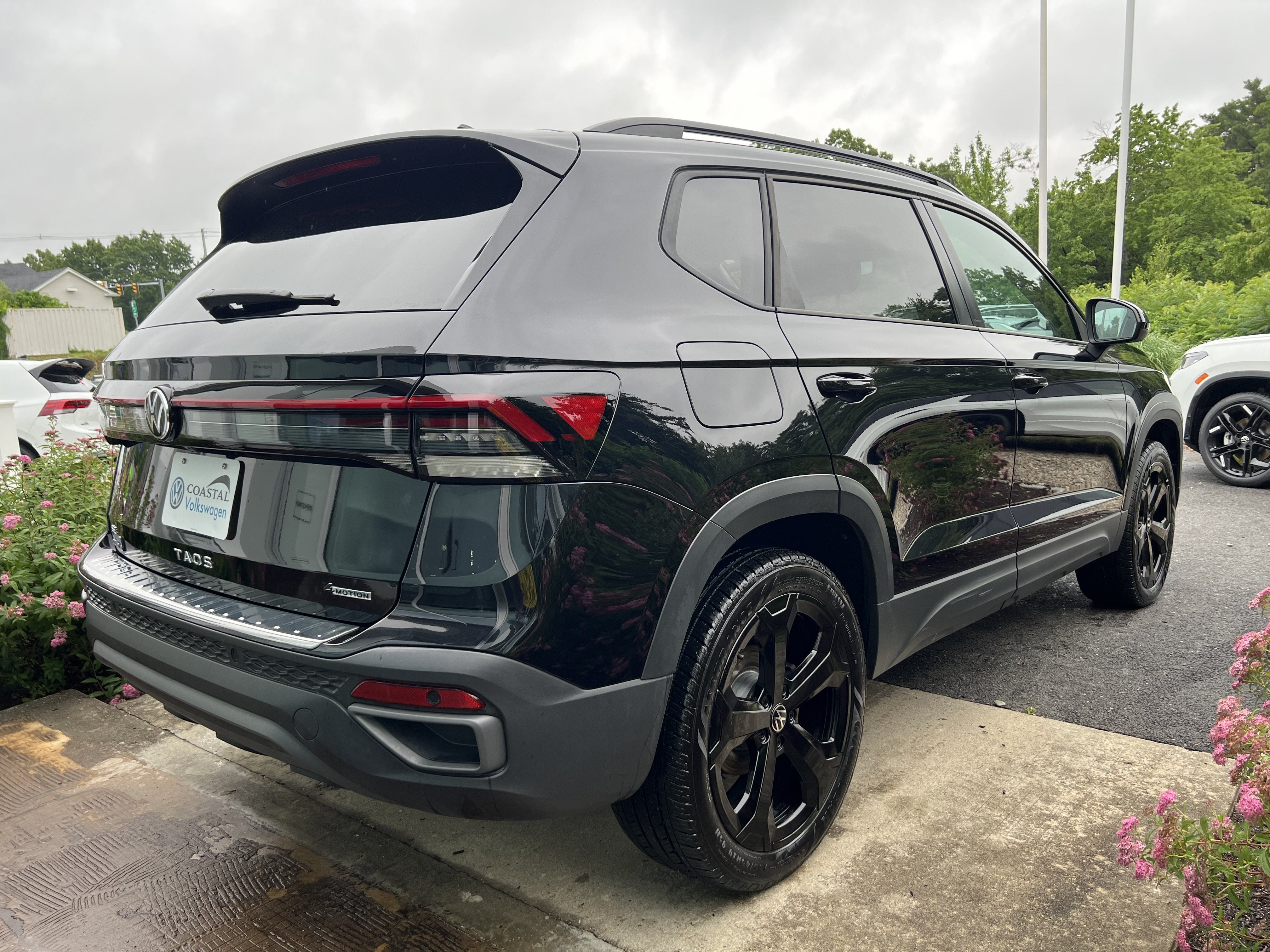 2025 Volkswagen Taos SE Black