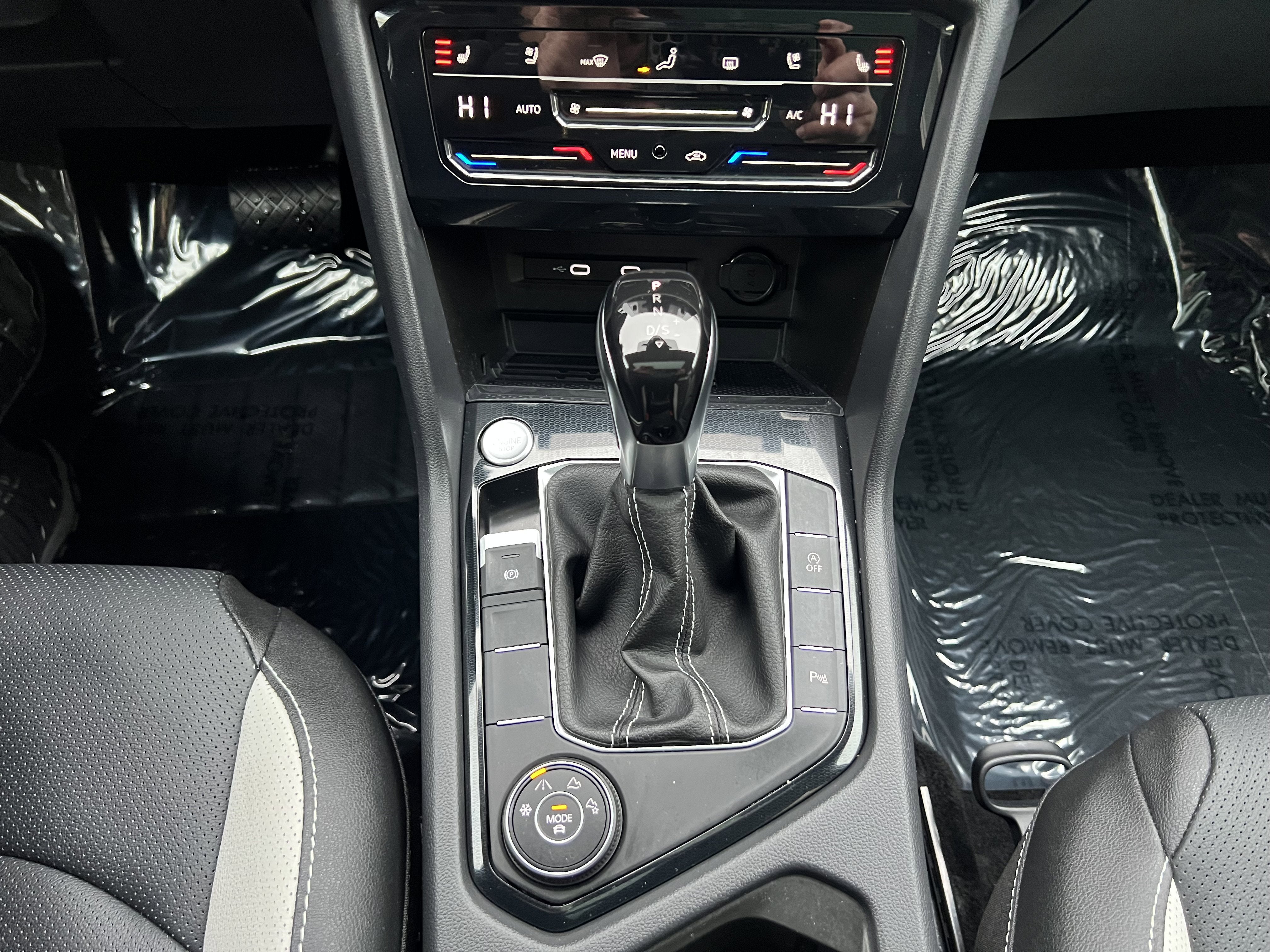 2025 Volkswagen Taos SEL w/black wheel package